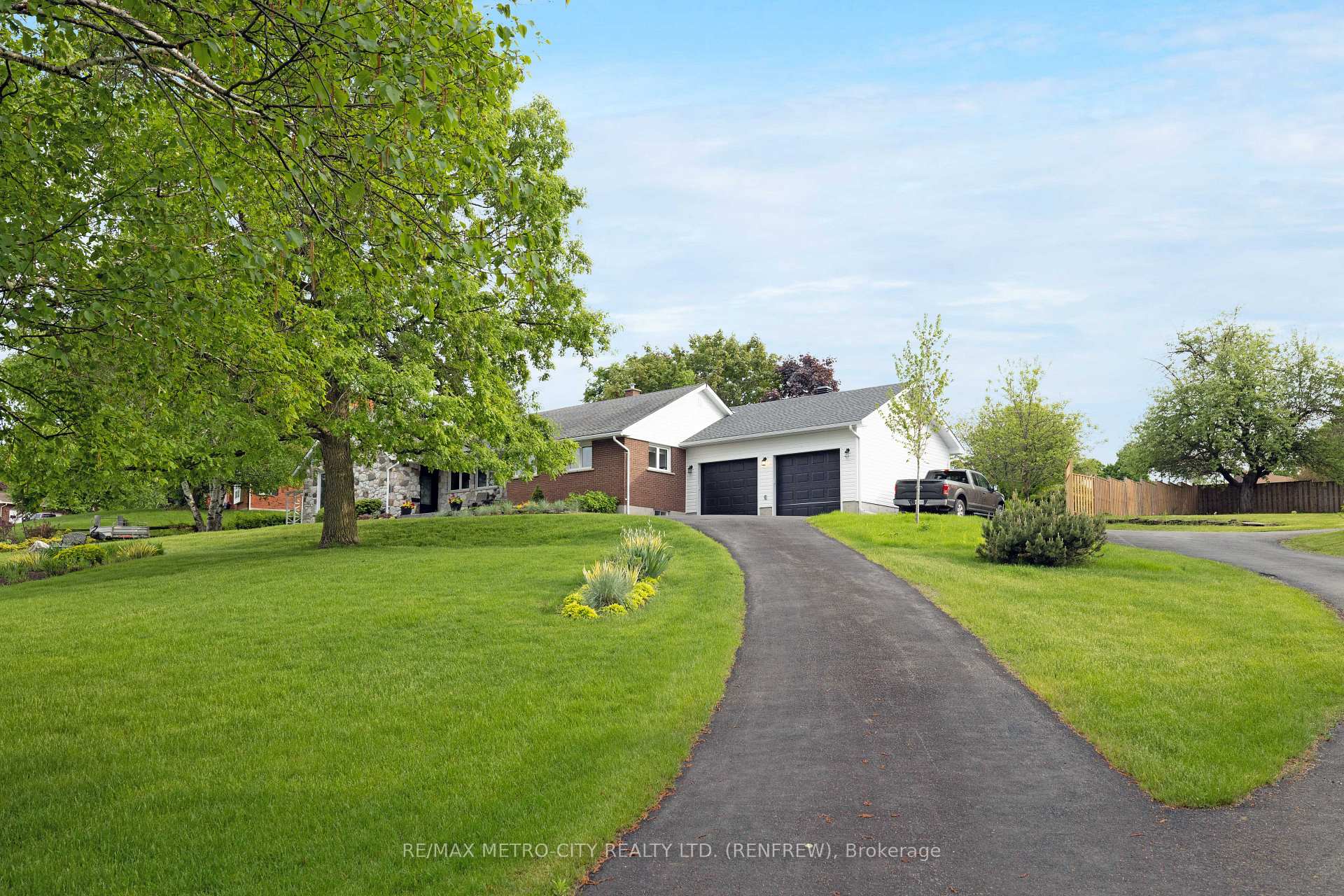 Photo 3 of 74 Erindale Avenue, Renfrew — HOMEH