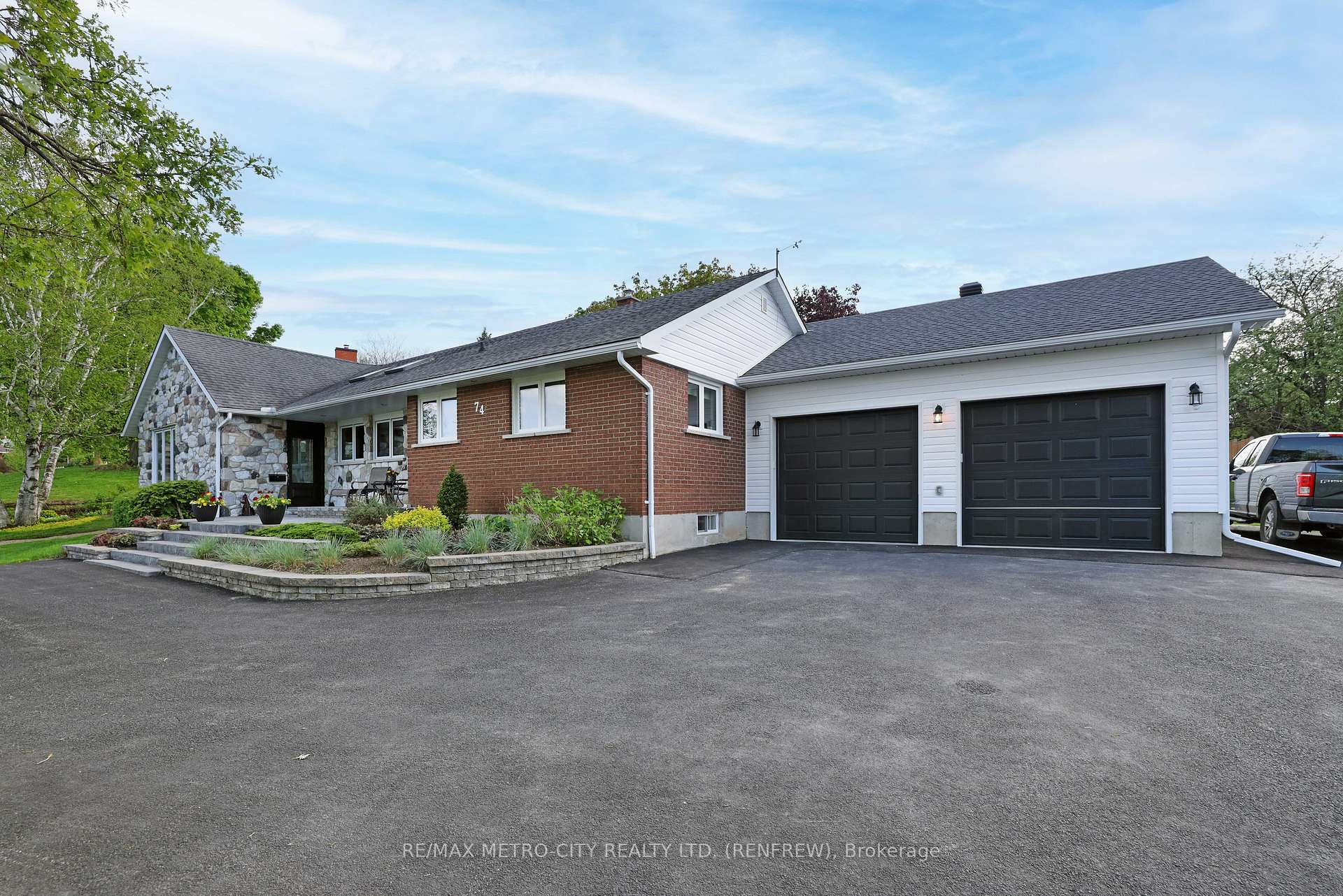 Photo 4 of 74 Erindale Avenue, Renfrew — HOMEH