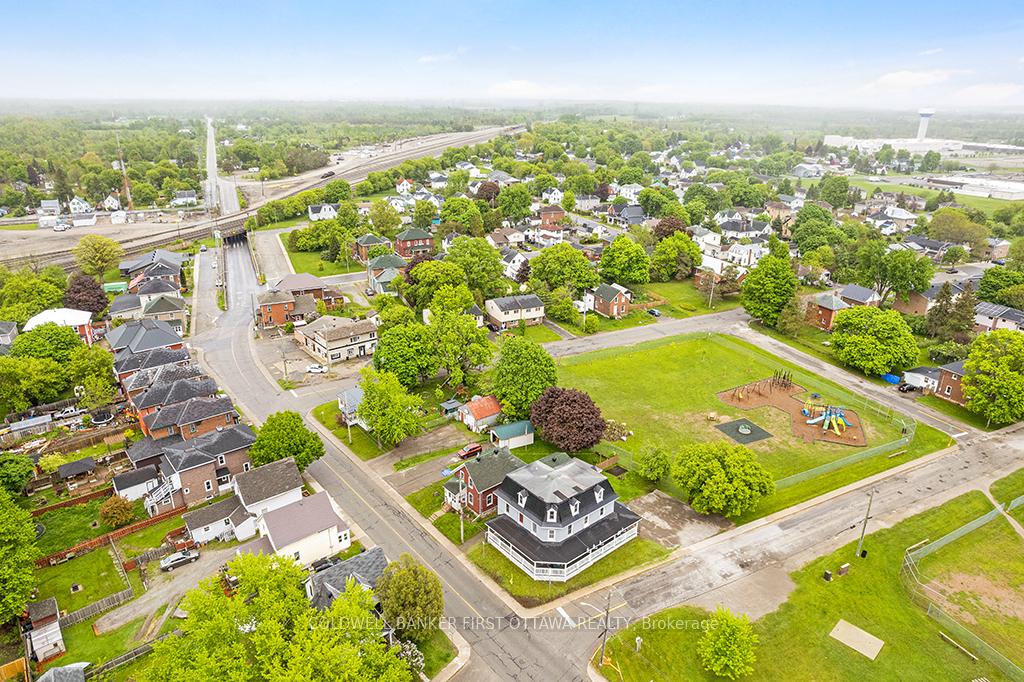 Photo 2 of 151 Chambers Street, Smiths Falls — HOMEH
