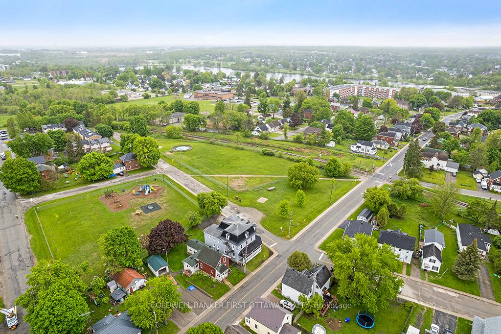 Photo 3 of 151 Chambers Street, Smiths Falls — HOMEH