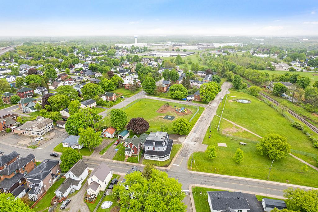 Photo 4 of 151 Chambers Street, Smiths Falls — HOMEH