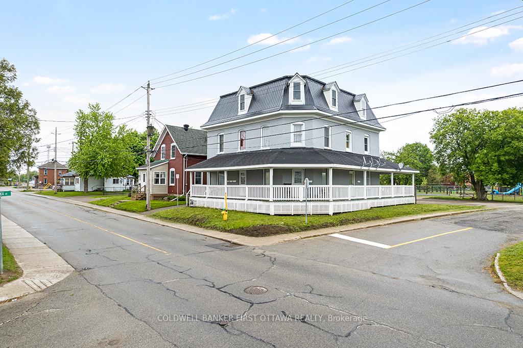 Photo 5 of 151 Chambers Street, Smiths Falls — HOMEH