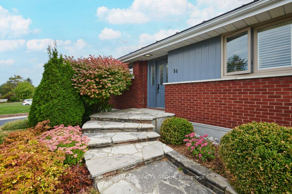 Photo 3 of 14 Roundhay Drive, Ottawa, Manordale — HOMEH