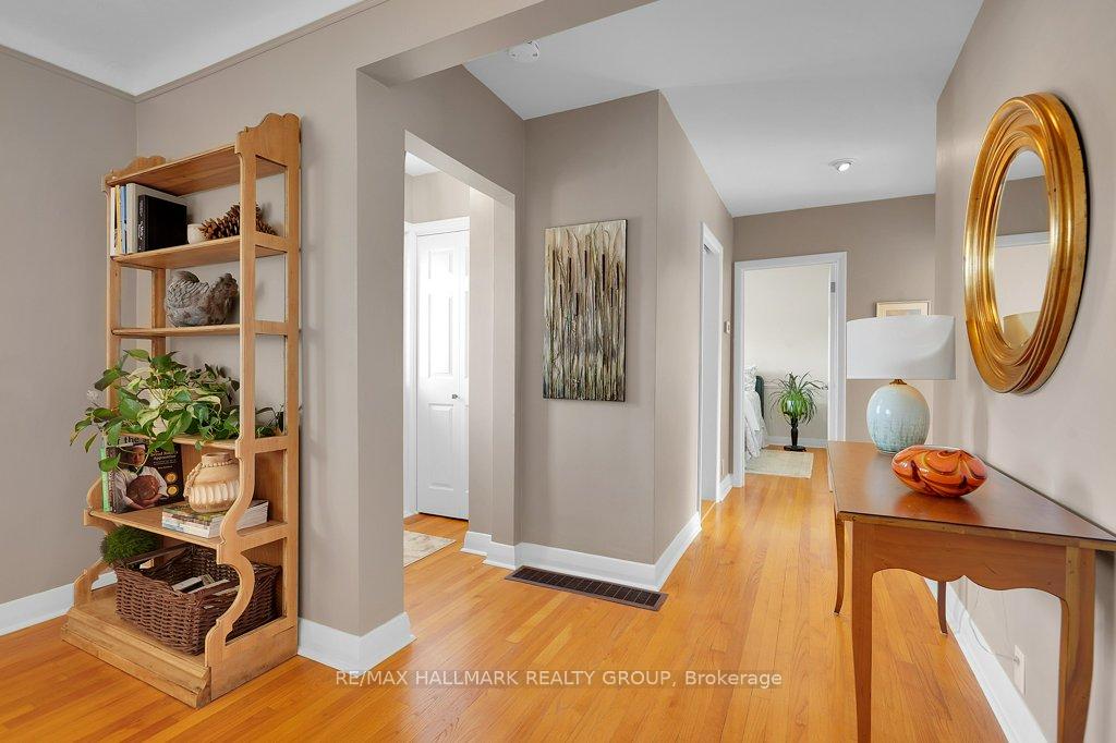 Photo 6 of 14 Roundhay Drive, Ottawa, Manordale — HOMEH