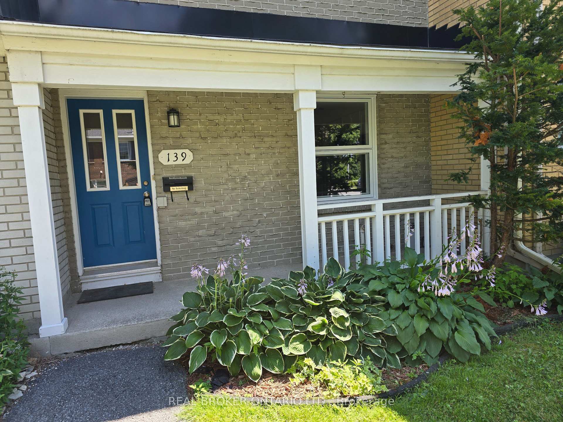 Photo 3 of 139 Monterey Drive, Ottawa, Leslie Park — HOMEH