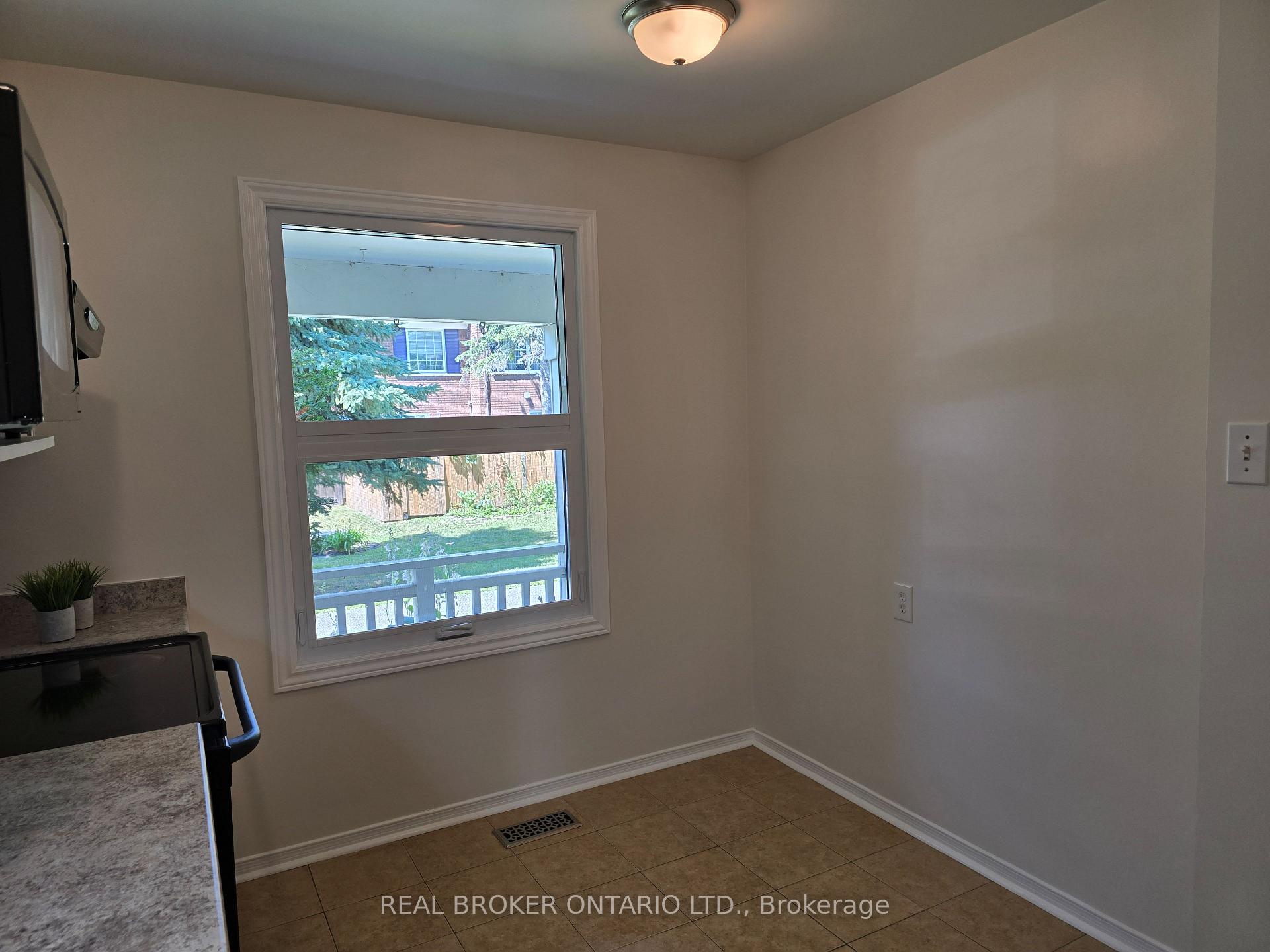 Photo 10 of 139 Monterey Drive, Ottawa, Leslie Park — HOMEH