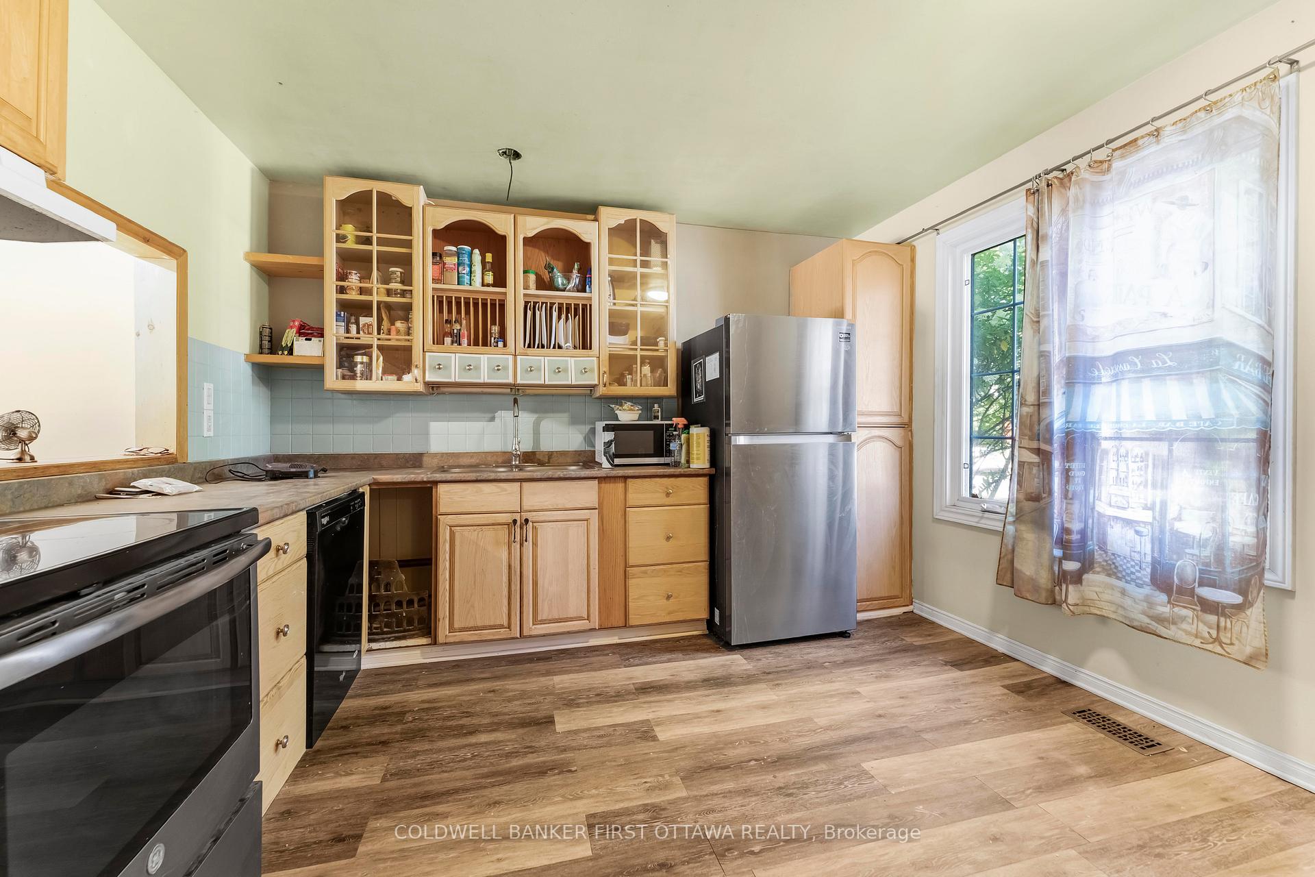 Photo 3 of 22 Monterey Drive, Ottawa, Leslie Park — HOMEH