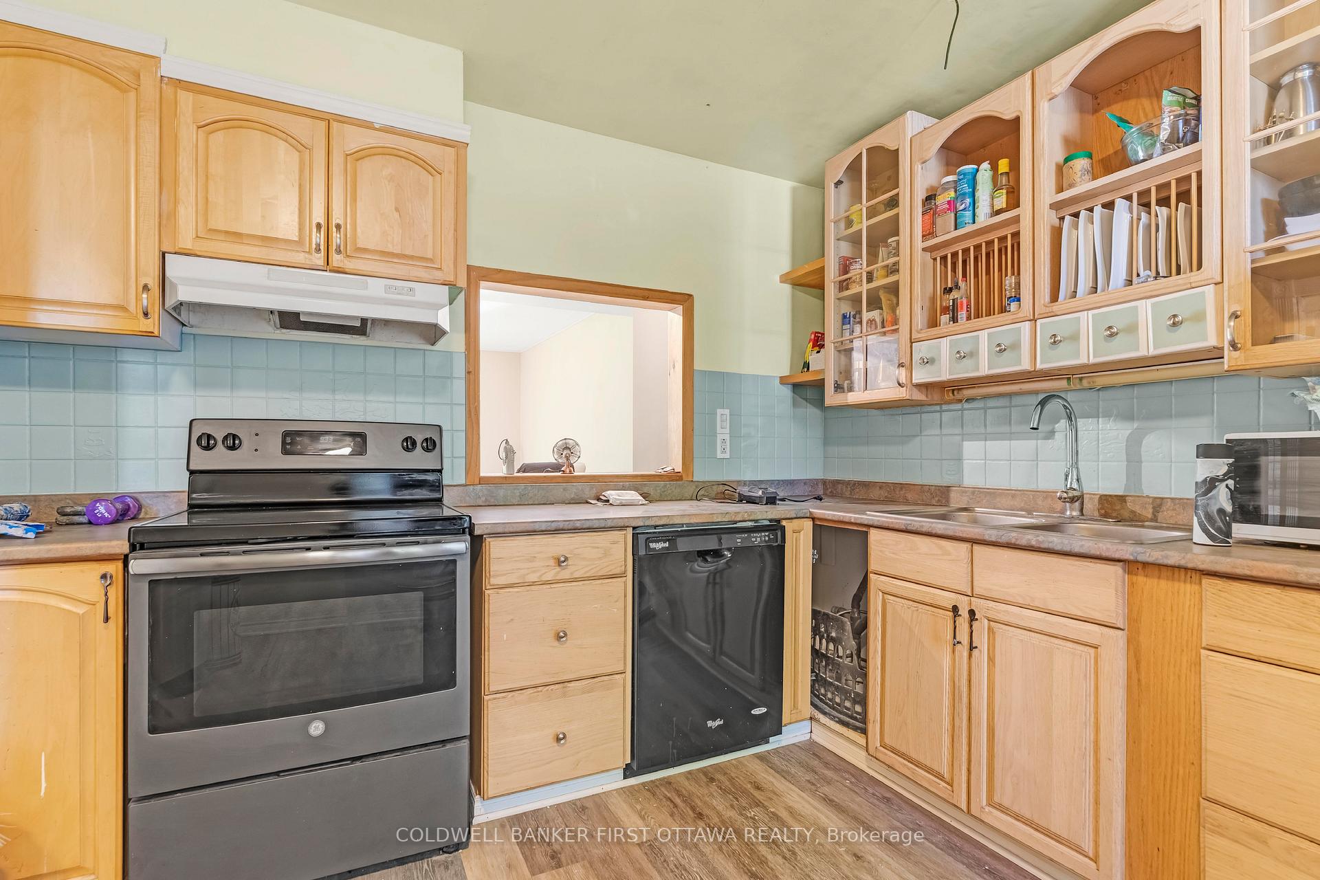 Photo 4 of 22 Monterey Drive, Ottawa, Leslie Park — HOMEH
