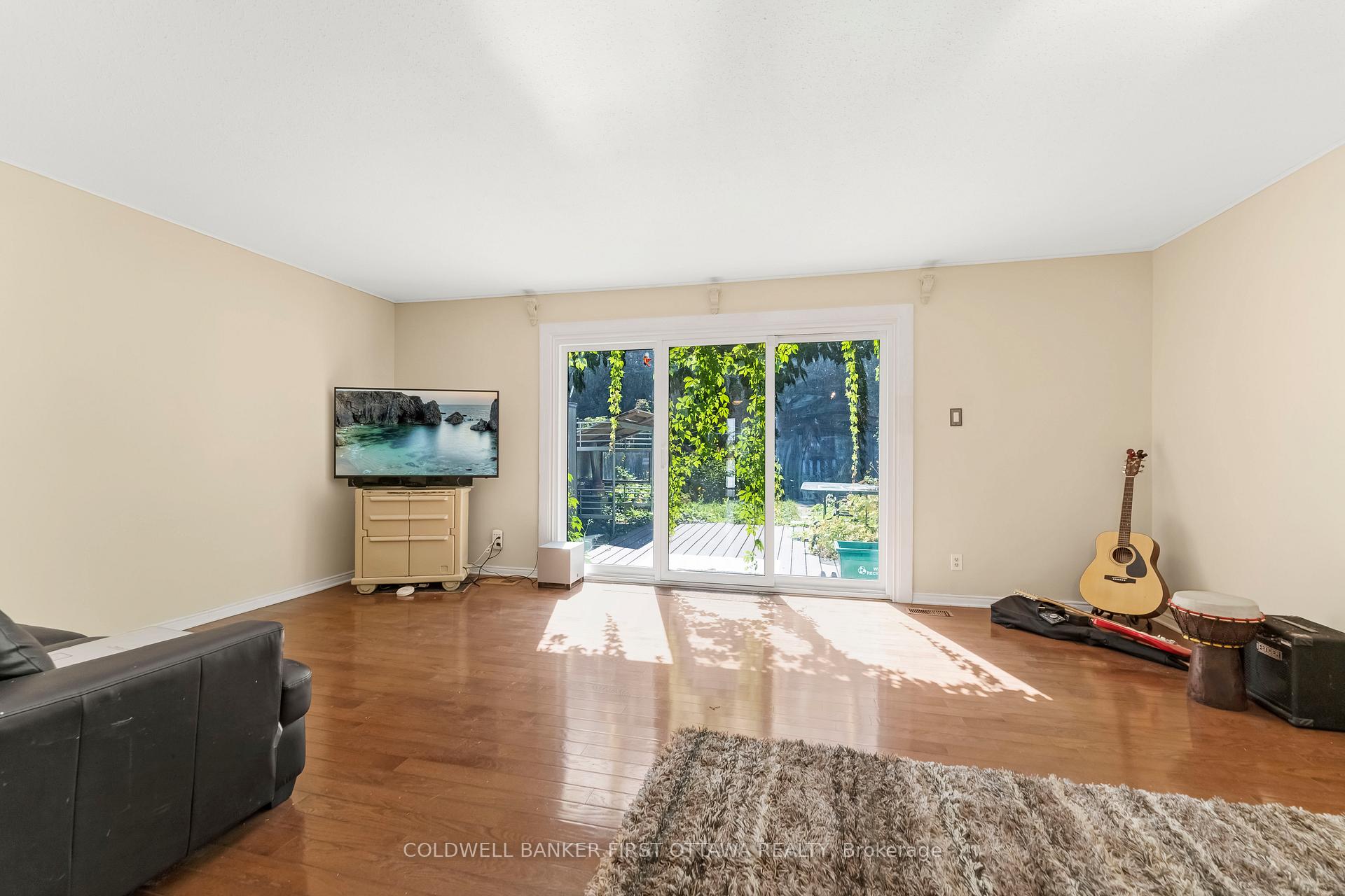 Photo 10 of 22 Monterey Drive, Ottawa, Leslie Park — HOMEH