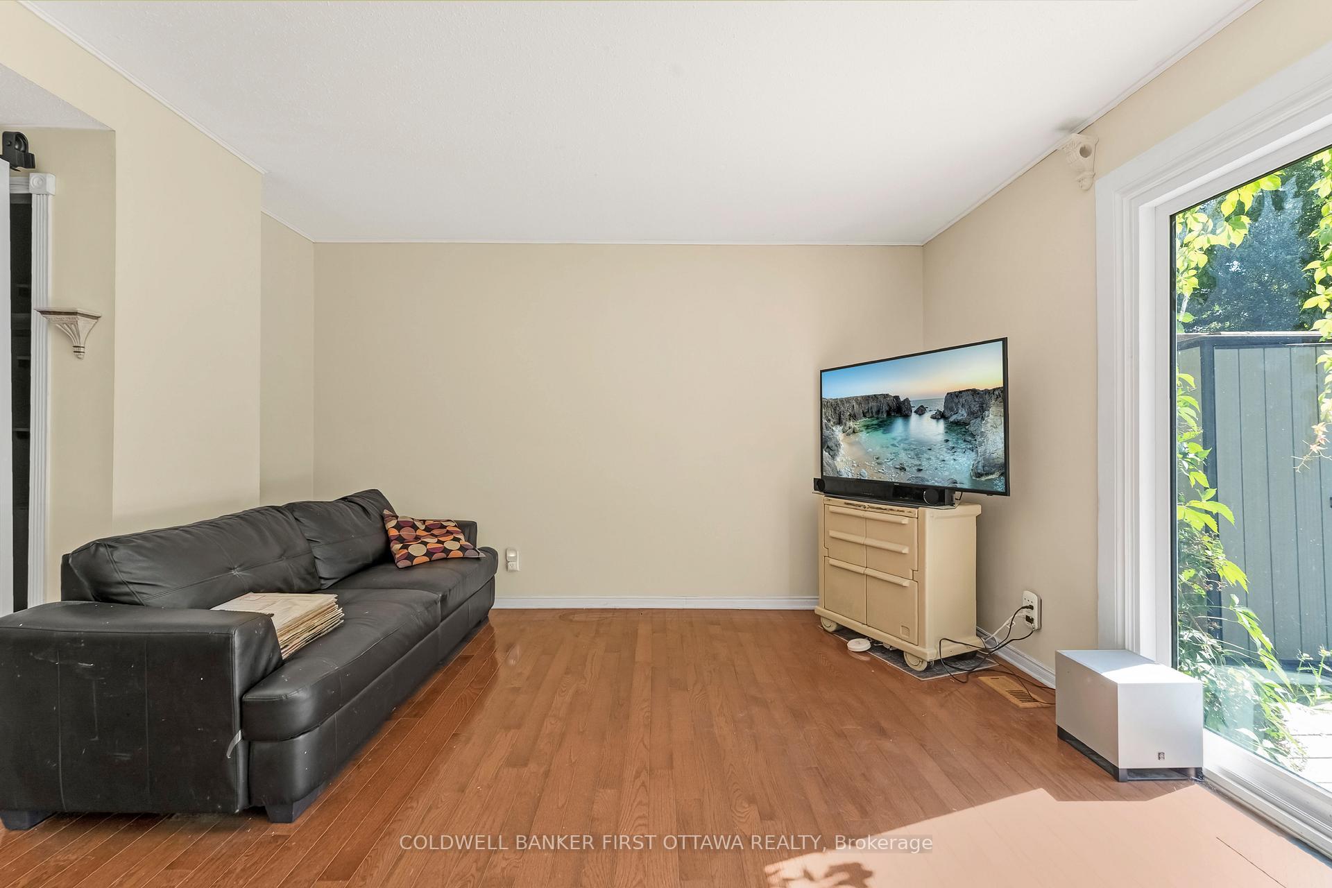 Photo 11 of 22 Monterey Drive, Ottawa, Leslie Park — HOMEH