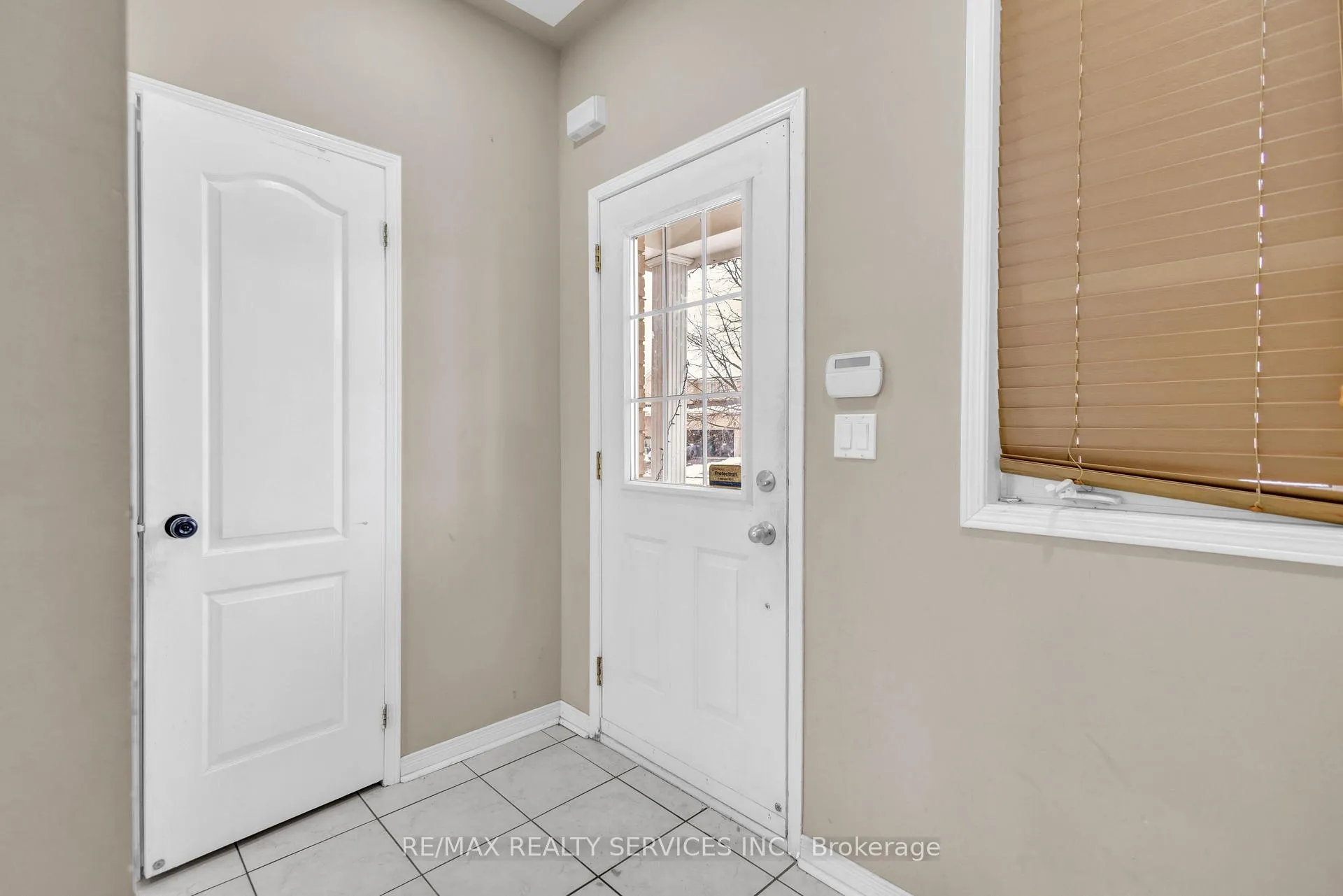Photo 3 of 108 Beavervalley Drive, Brampton, Fletcher's Meadow — HOMEH