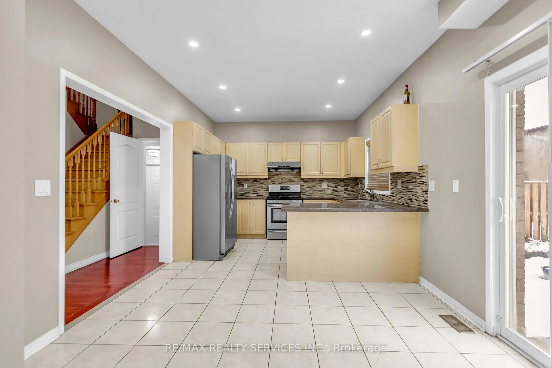 Photo 6 of 108 Beavervalley Drive, Brampton, Fletcher's Meadow — HOMEH