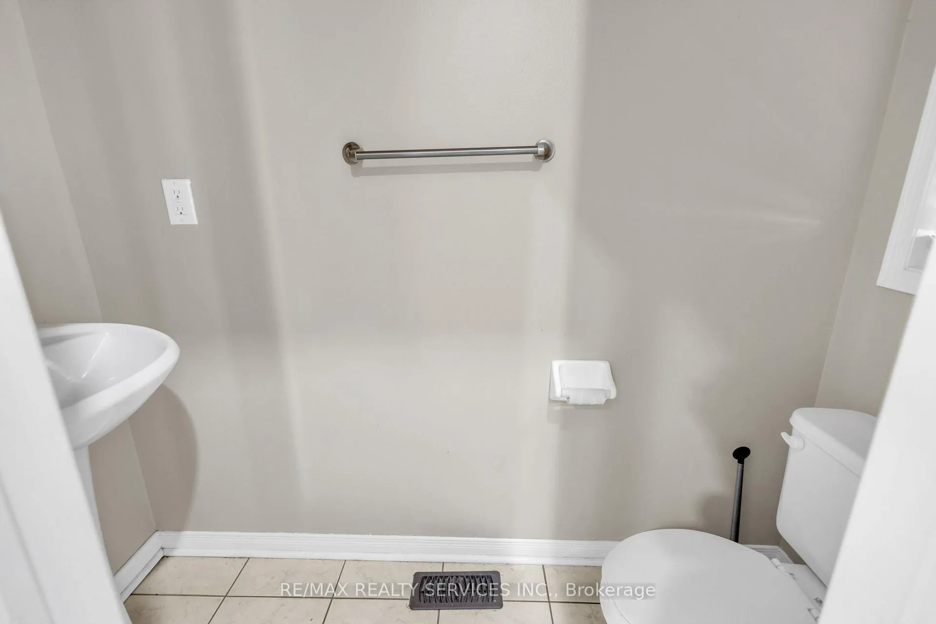 Photo 50 of 108 Beavervalley Drive, Brampton, Fletcher's Meadow — HOMEH