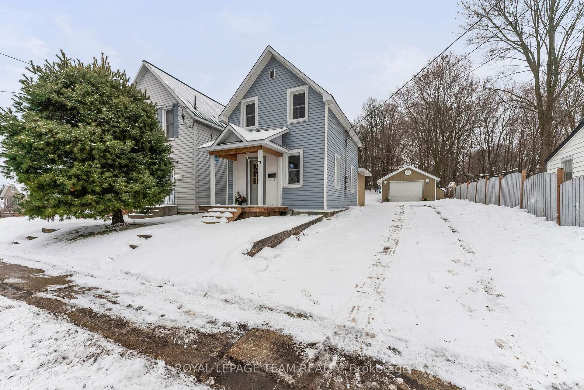 Photo 3 of 43 Mutual Avenue, Renfrew — HOMEH