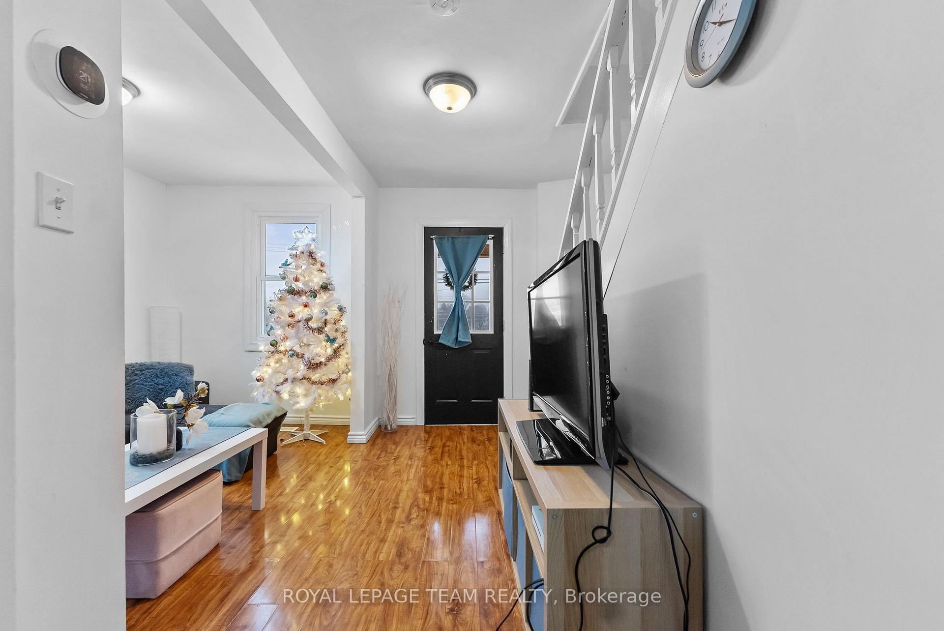 Photo 6 of 43 Mutual Avenue, Renfrew — HOMEH