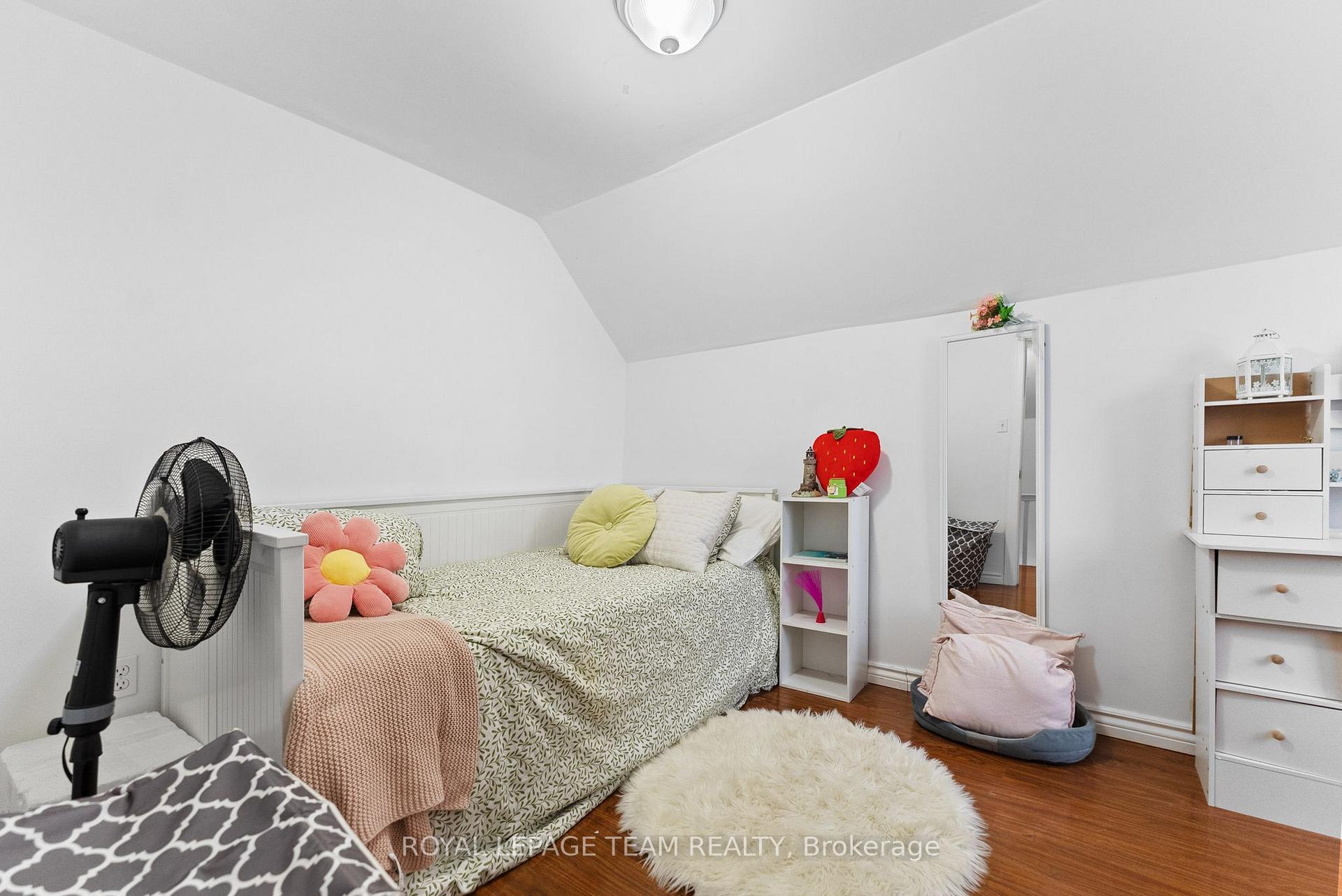 Photo 17 of 43 Mutual Avenue, Renfrew — HOMEH