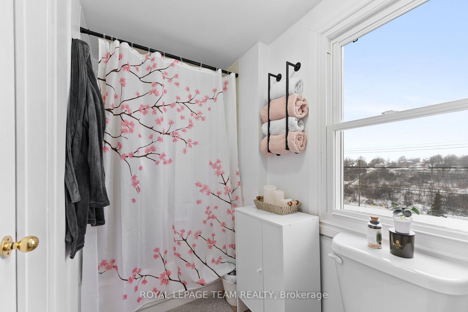 Photo 20 of 43 Mutual Avenue, Renfrew — HOMEH