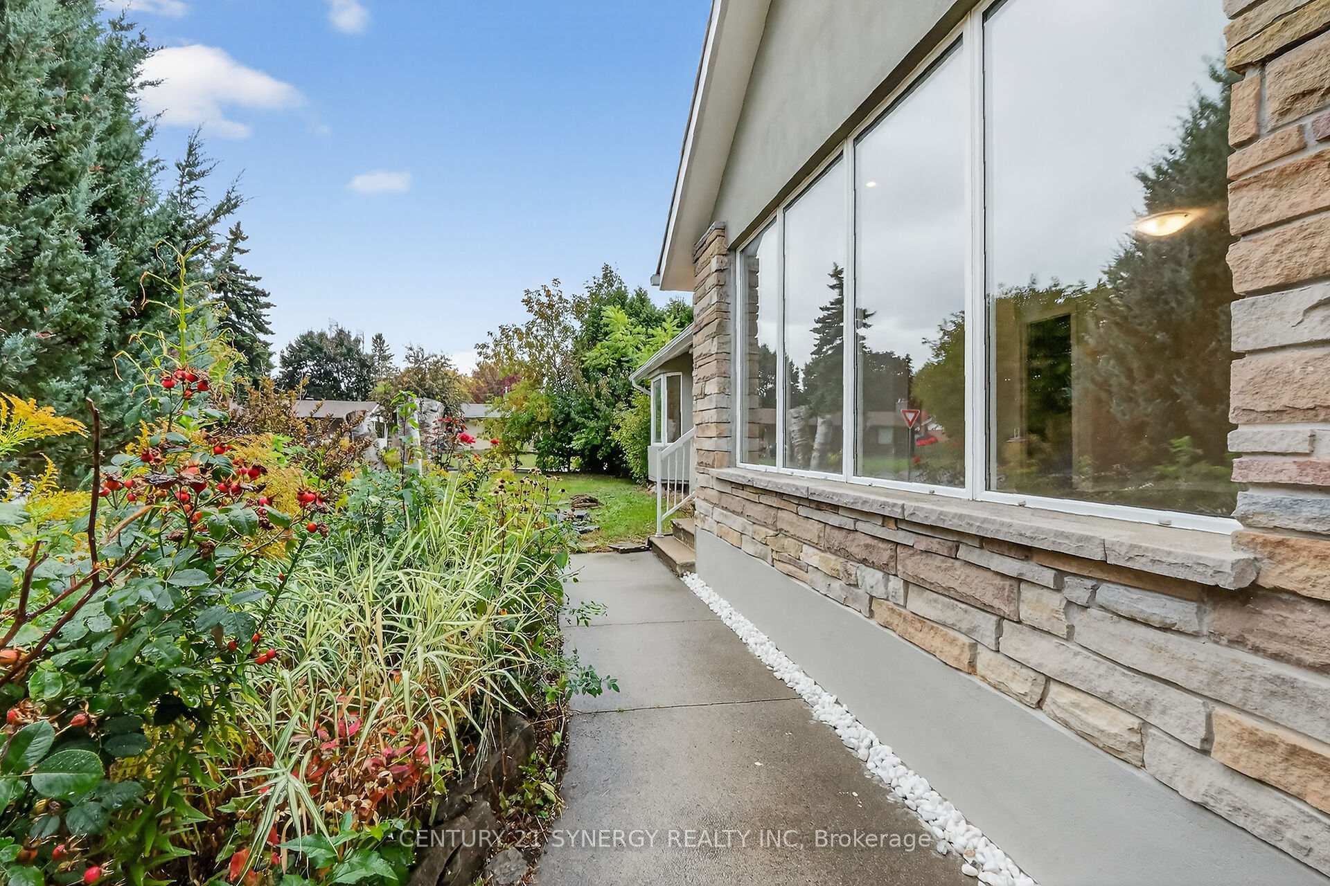 Photo 4 of 10 Pritchard Drive, Ottawa, Manordale — HOMEH