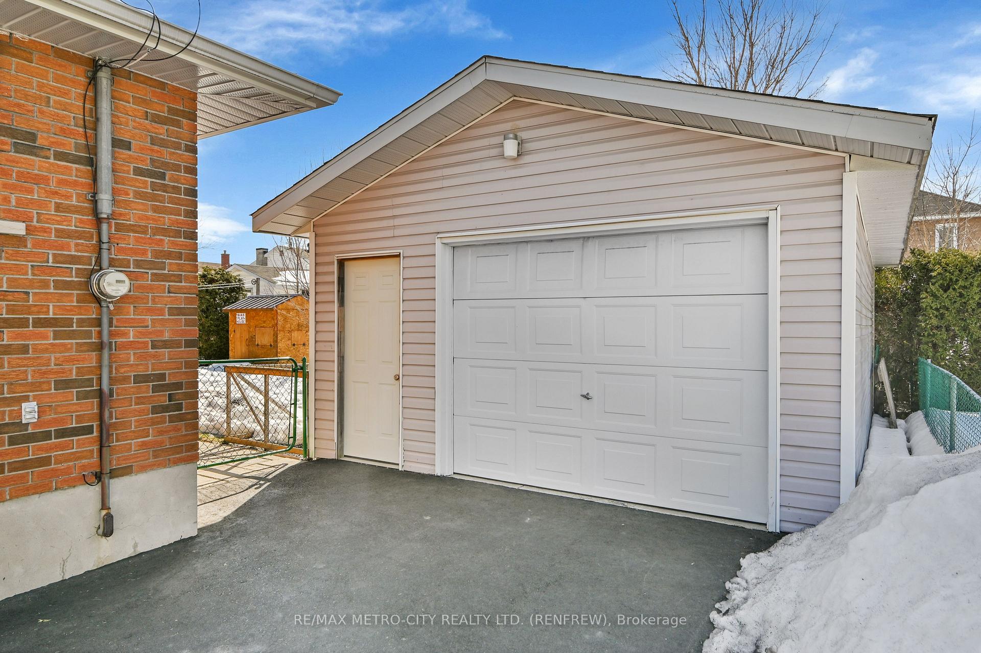 Photo 4 of 346 Martin Street, Renfrew — HOMEH
