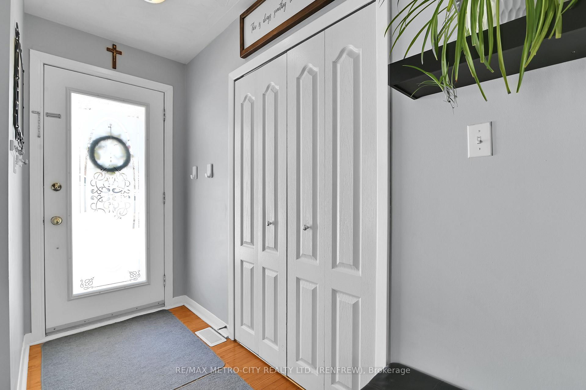 Photo 5 of 346 Martin Street, Renfrew — HOMEH
