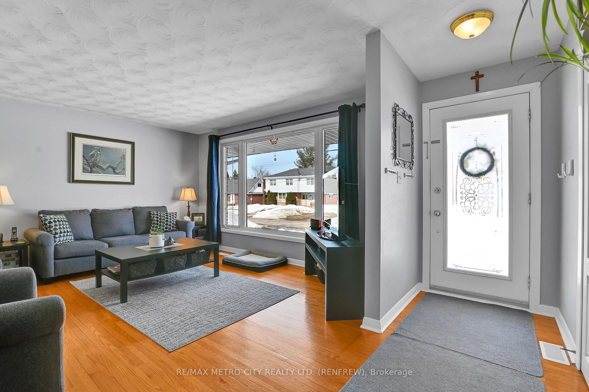 Photo 6 of 346 Martin Street, Renfrew — HOMEH