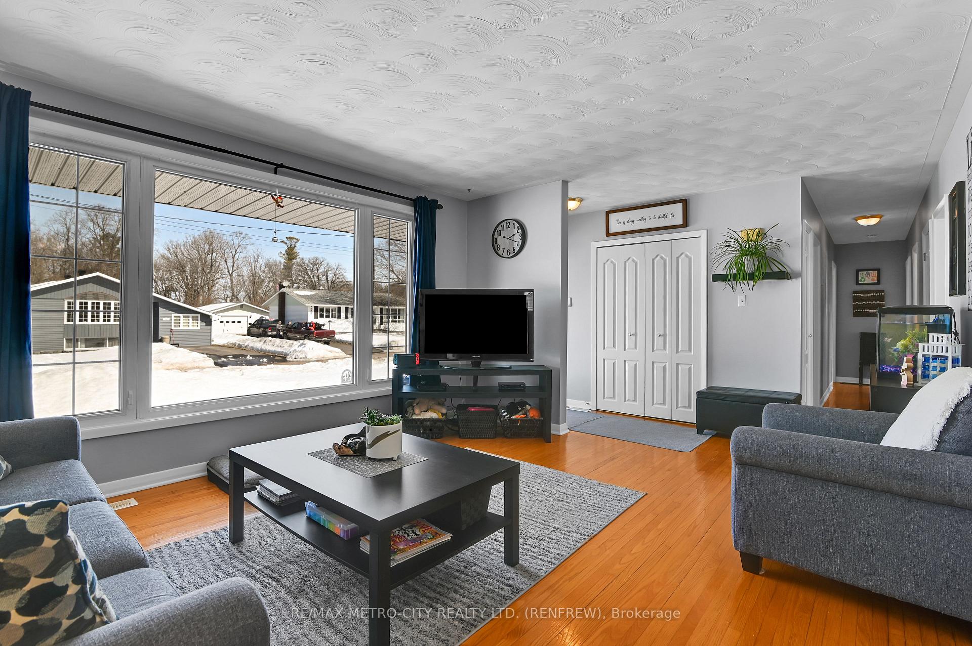 Photo 7 of 346 Martin Street, Renfrew — HOMEH