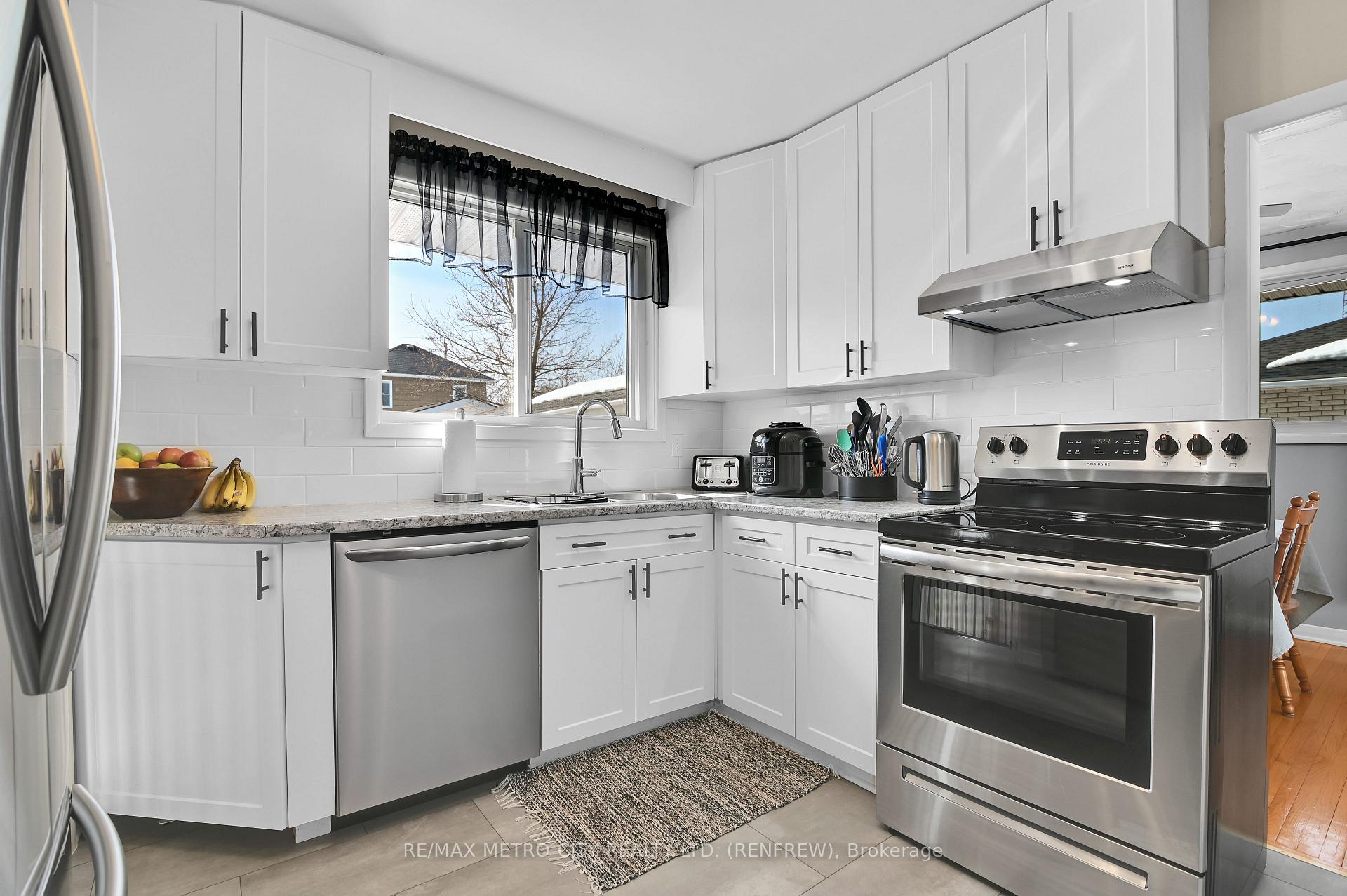 Photo 12 of 346 Martin Street, Renfrew — HOMEH