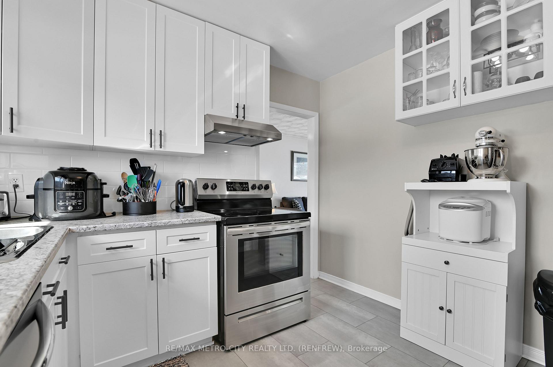 Photo 13 of 346 Martin Street, Renfrew — HOMEH