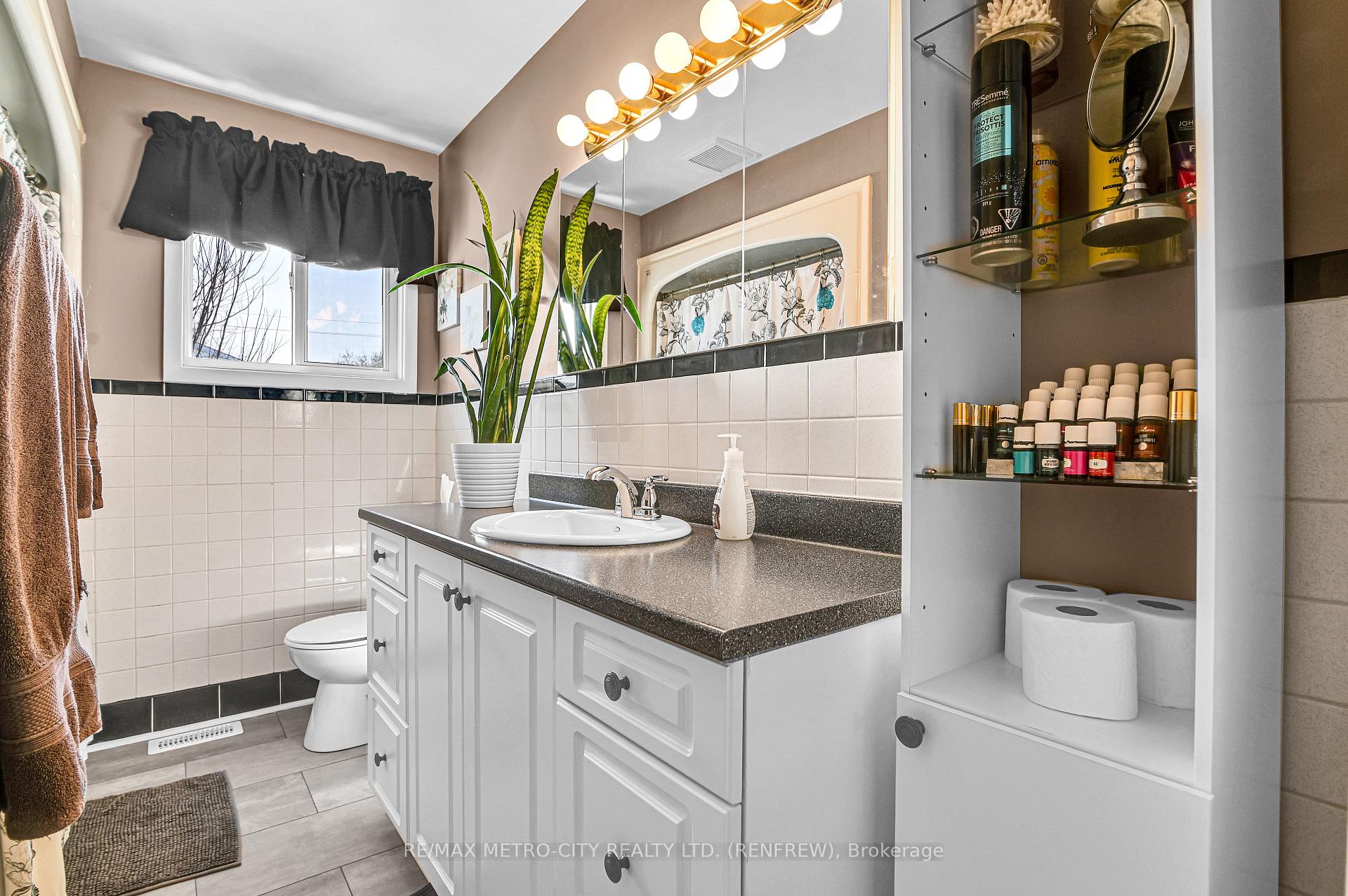 Photo 17 of 346 Martin Street, Renfrew — HOMEH