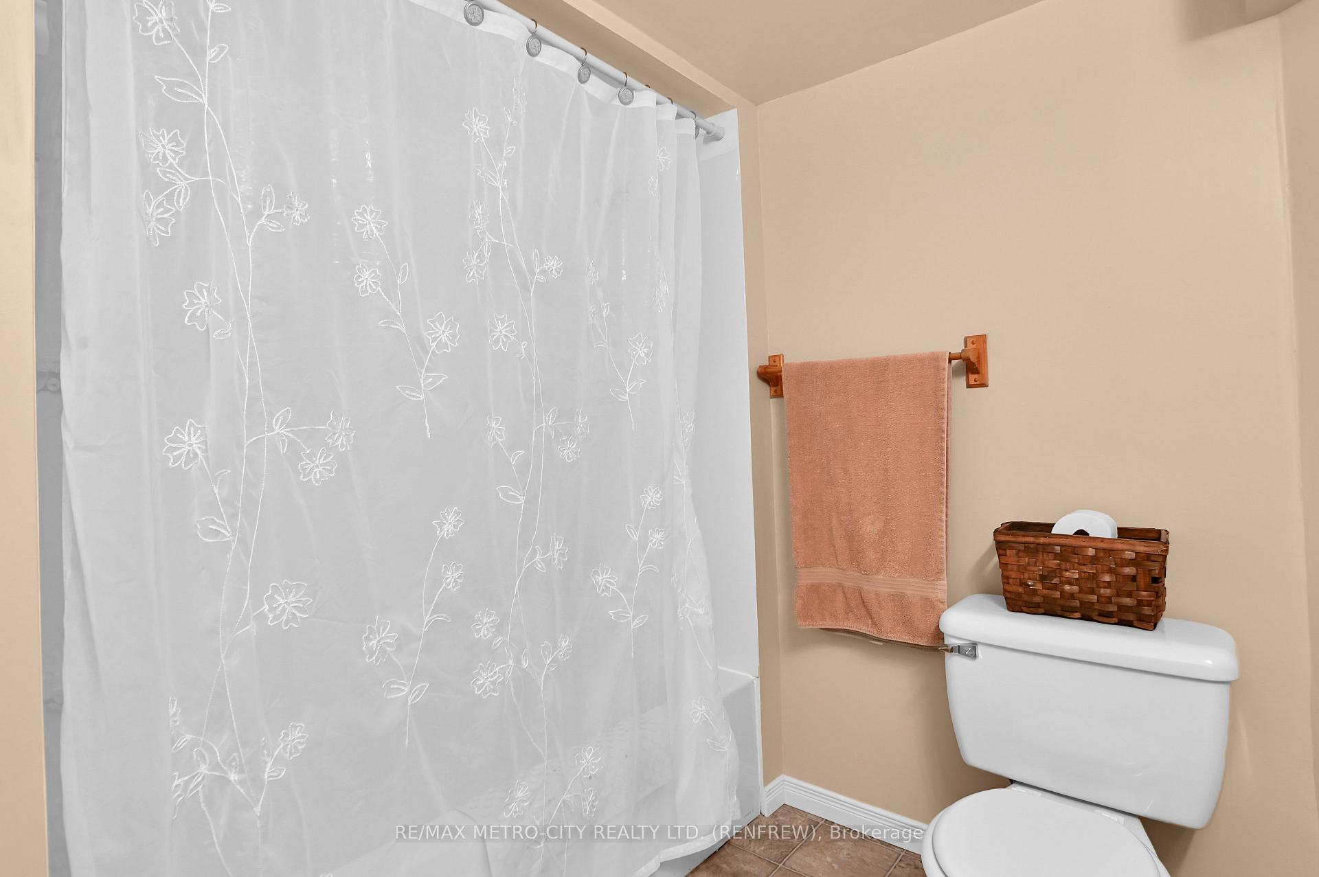 Photo 31 of 346 Martin Street, Renfrew — HOMEH