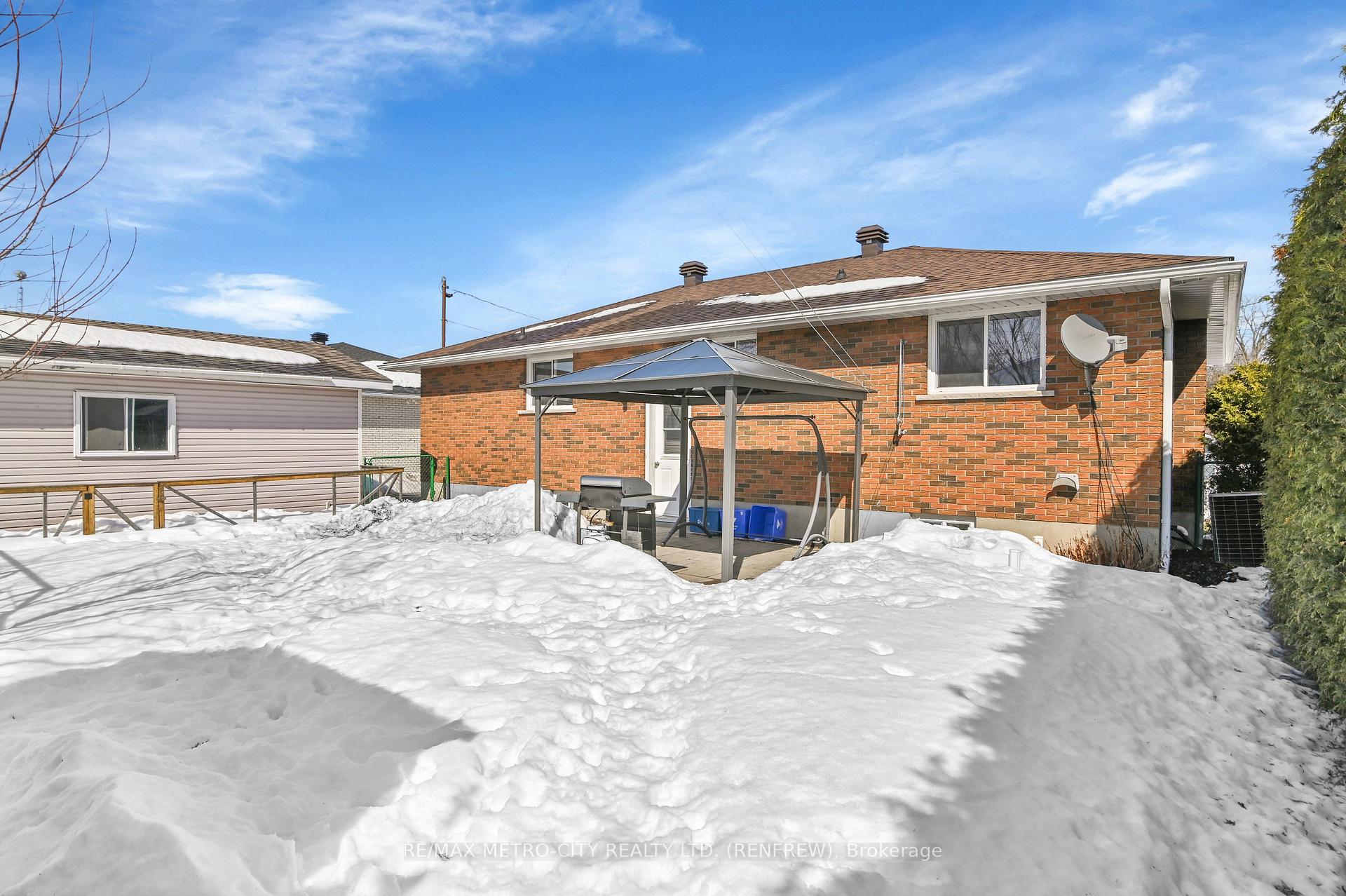 Photo 34 of 346 Martin Street, Renfrew — HOMEH