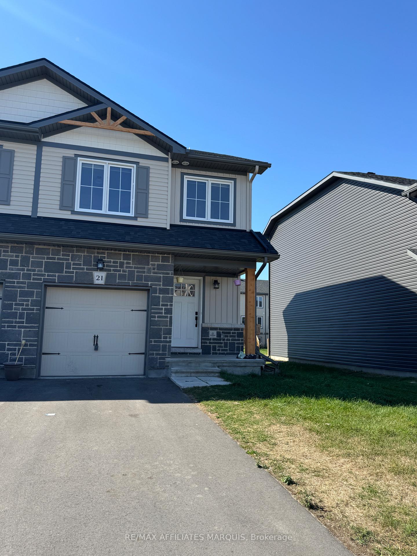Photo 2 of 21 Margaret Graham Terrace, Smiths Falls — HOMEH