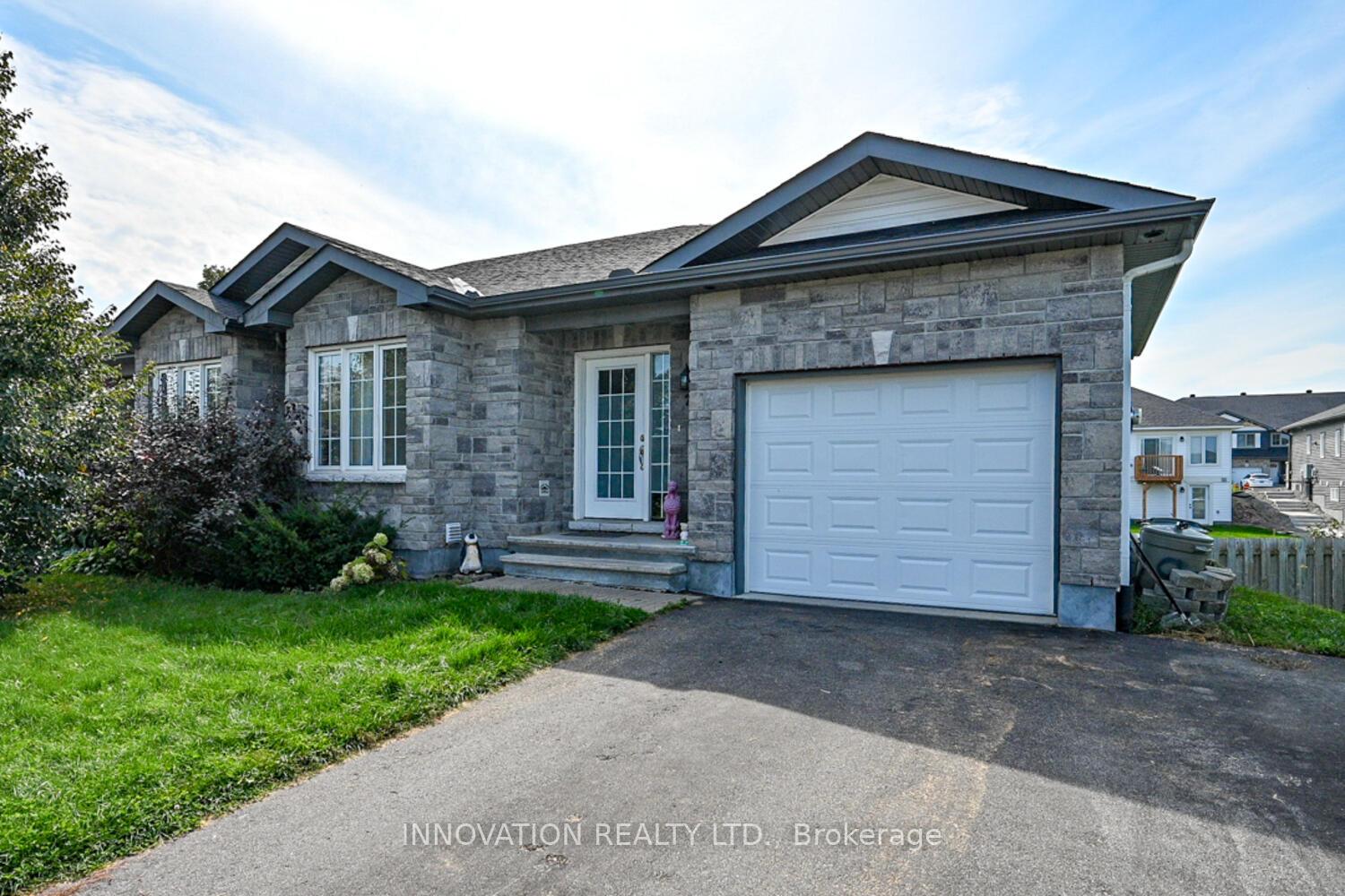 Photo 2 of 28 Code Crescent, Smiths Falls — HOMEH