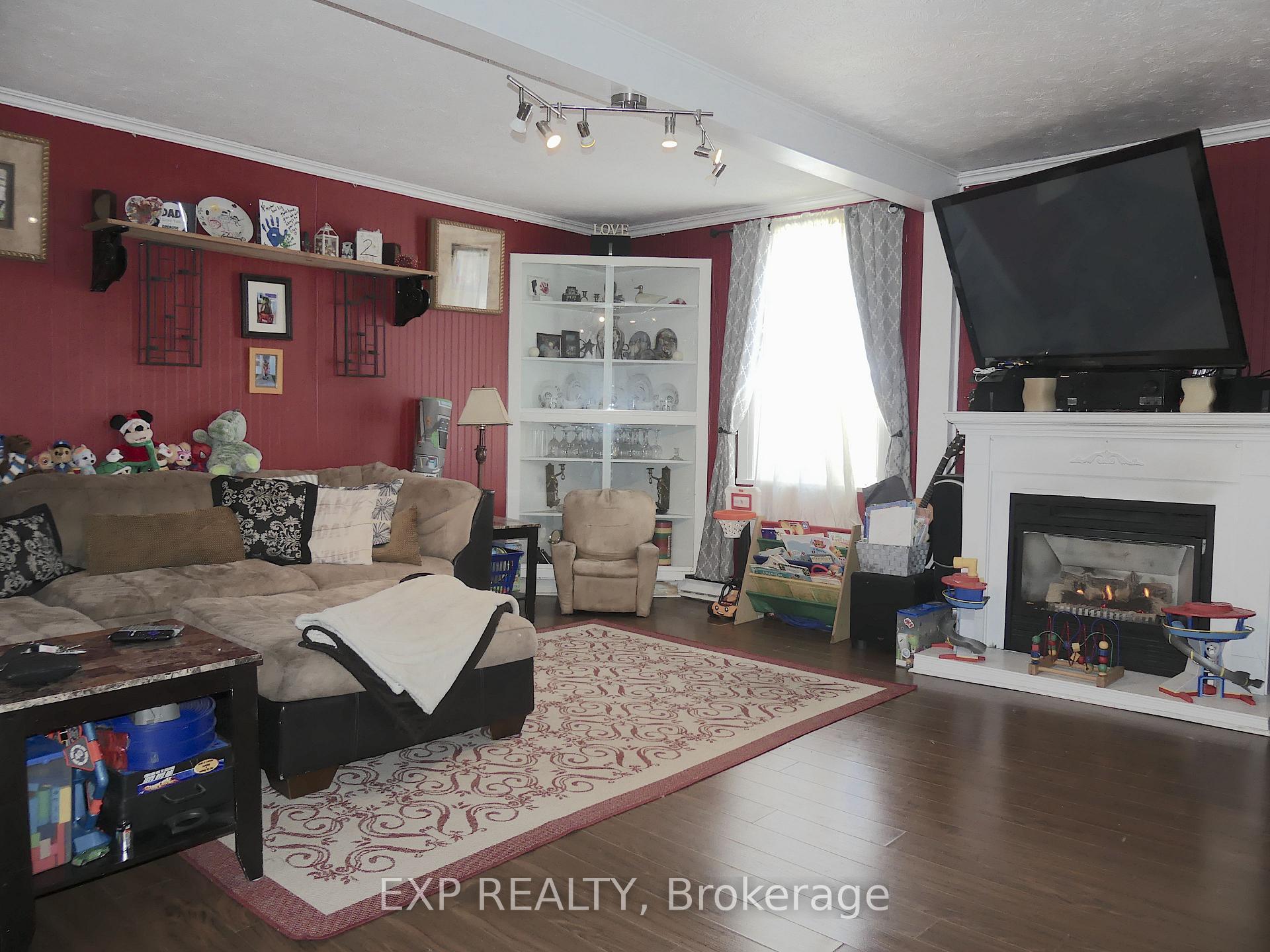 Photo 4 of 235 Renfrew Avenue W, Renfrew — HOMEH