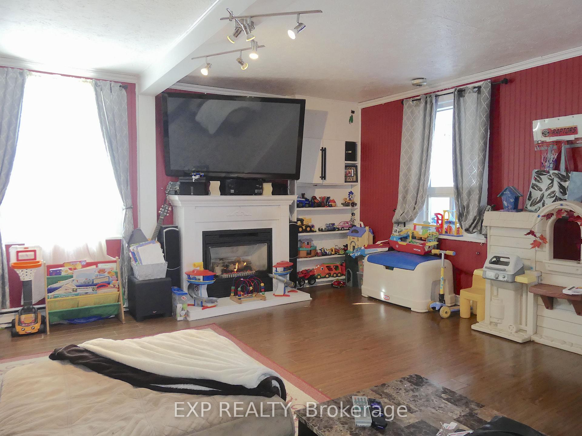 Photo 5 of 235 Renfrew Avenue W, Renfrew — HOMEH