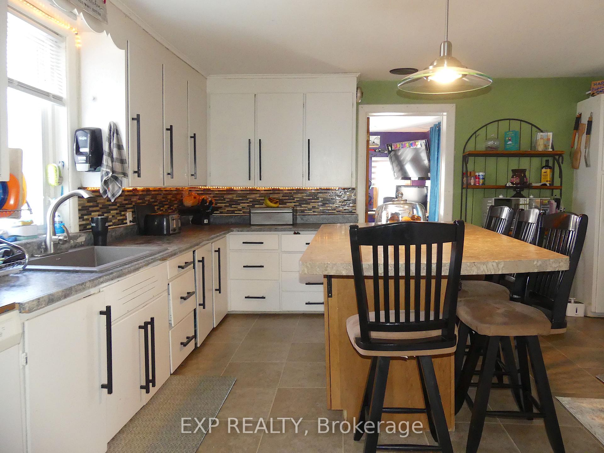 Photo 7 of 235 Renfrew Avenue W, Renfrew — HOMEH