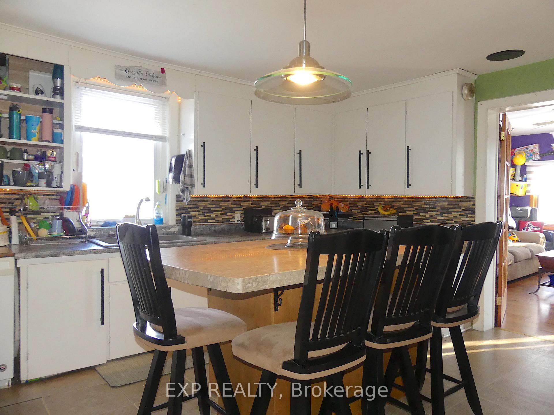 Photo 8 of 235 Renfrew Avenue W, Renfrew — HOMEH