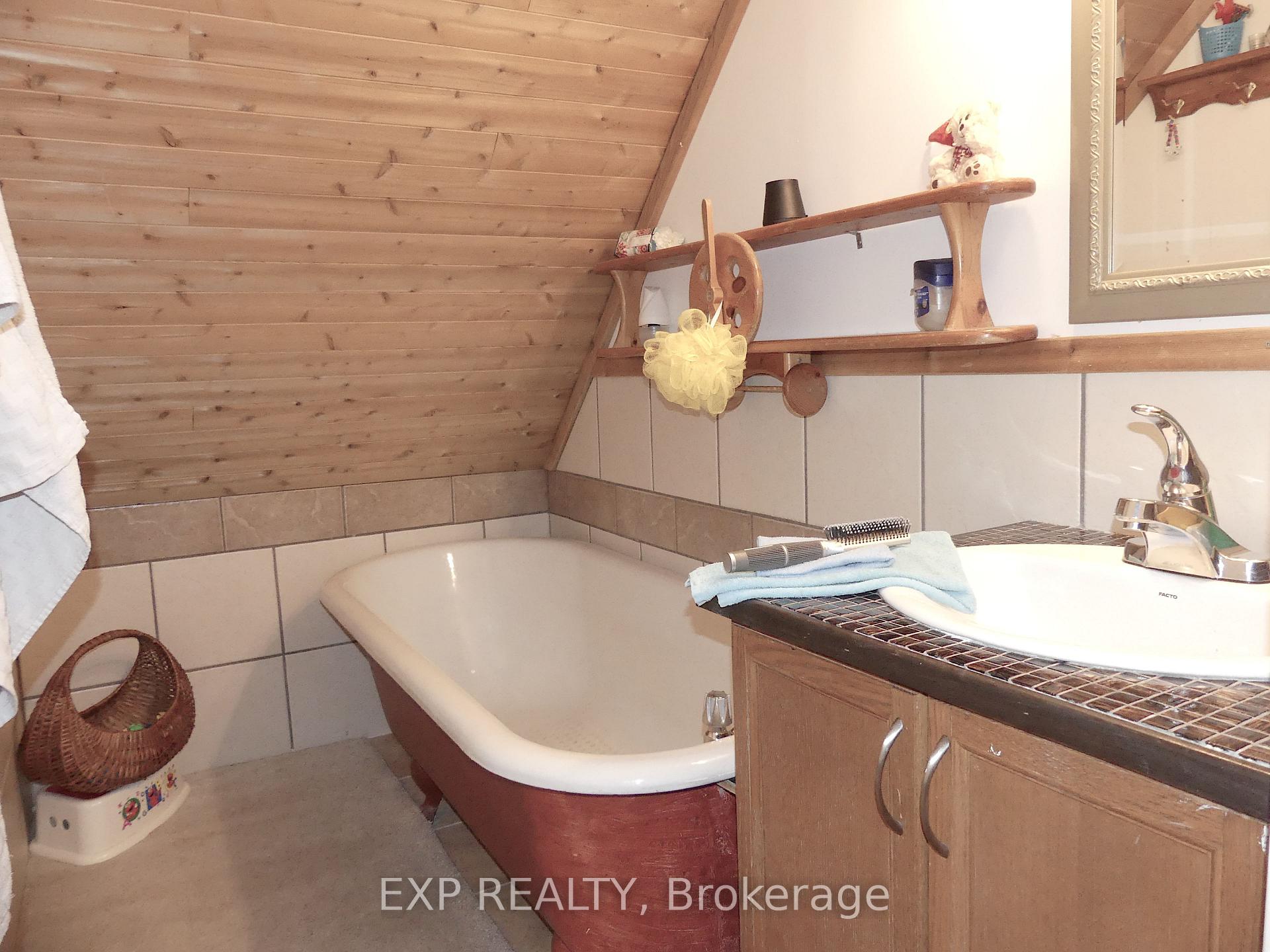 Photo 18 of 235 Renfrew Avenue W, Renfrew — HOMEH