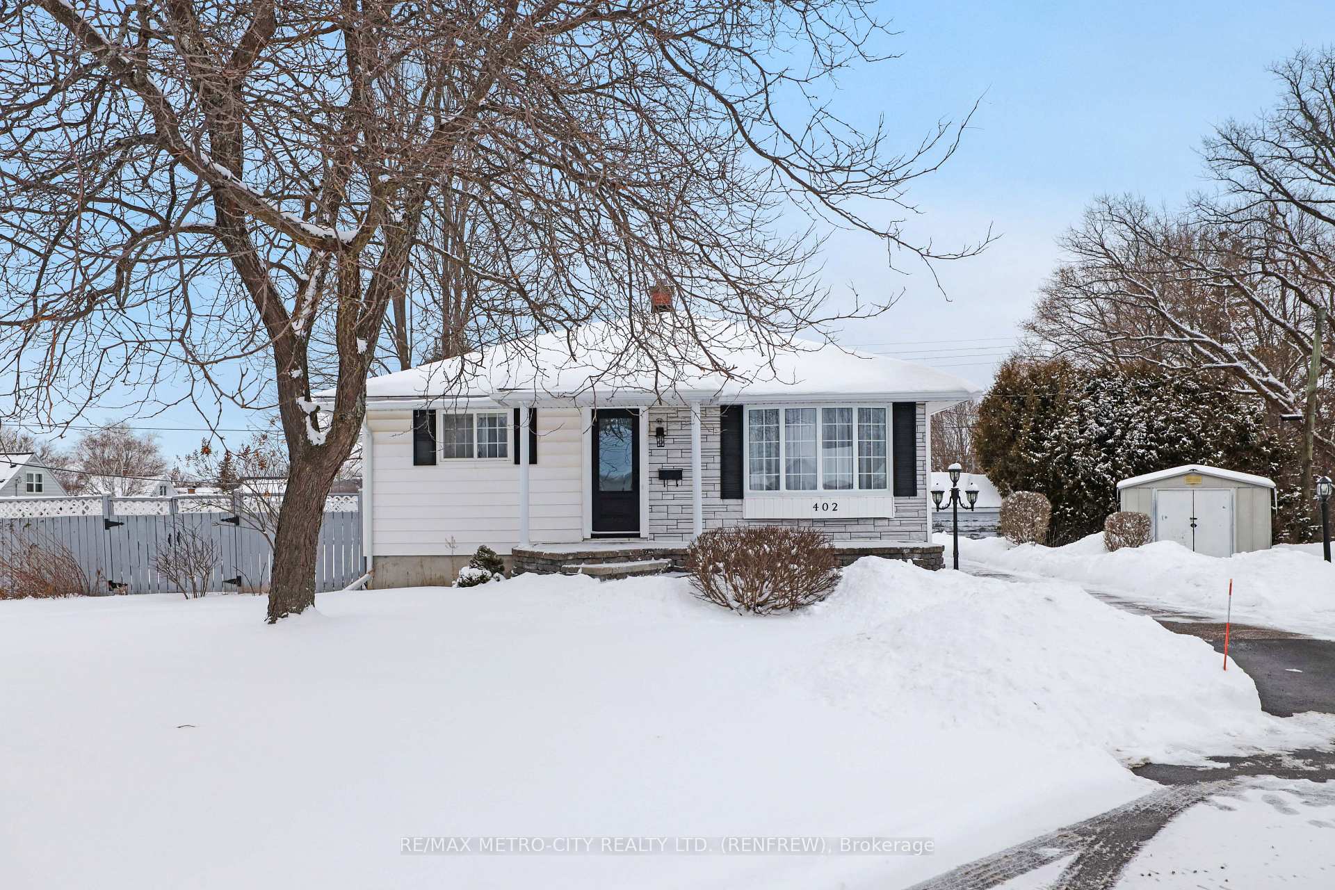 Photo 2 of 402 Mcnab Crescent, Renfrew — HOMEH