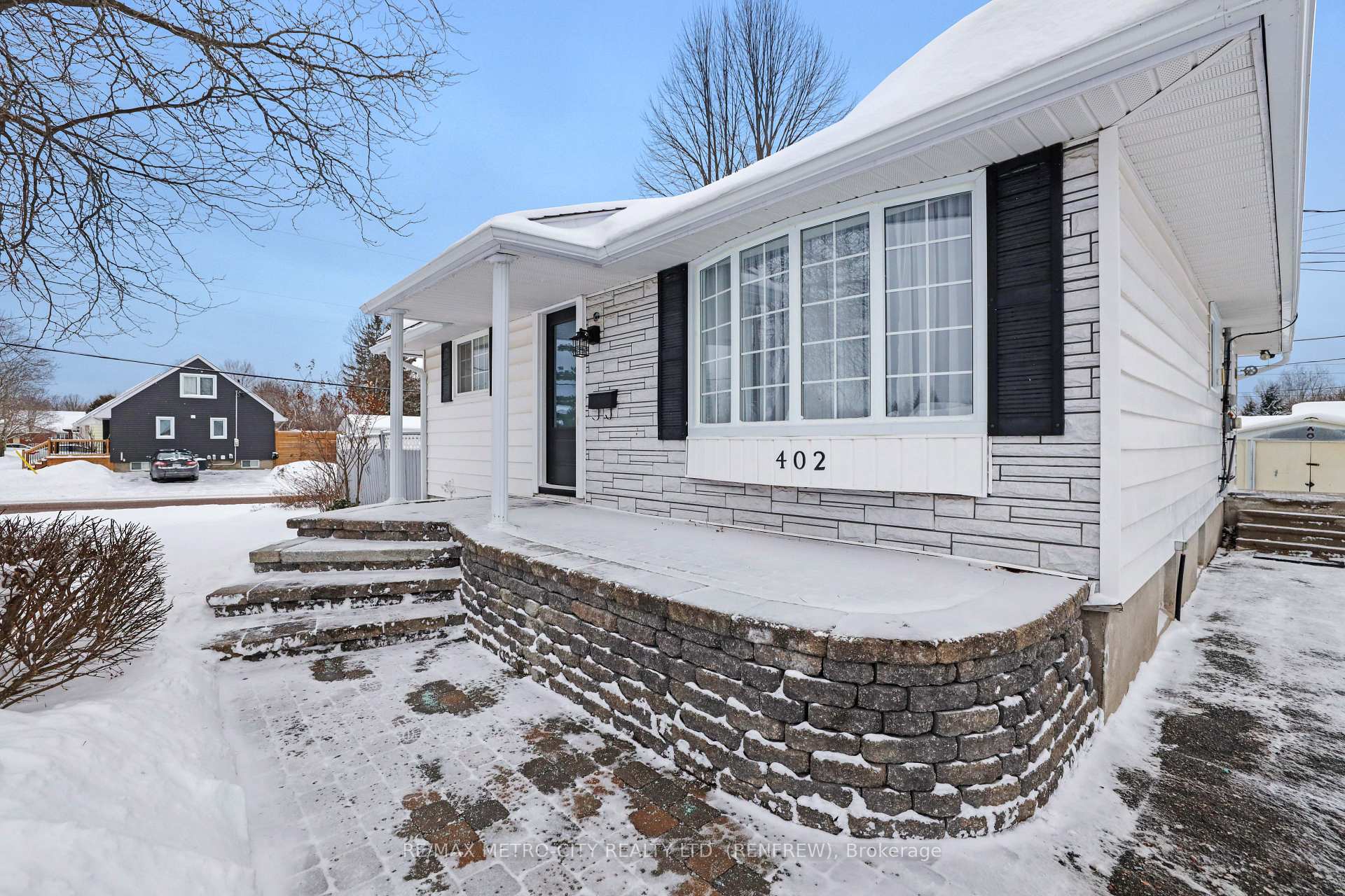 Photo 3 of 402 Mcnab Crescent, Renfrew — HOMEH