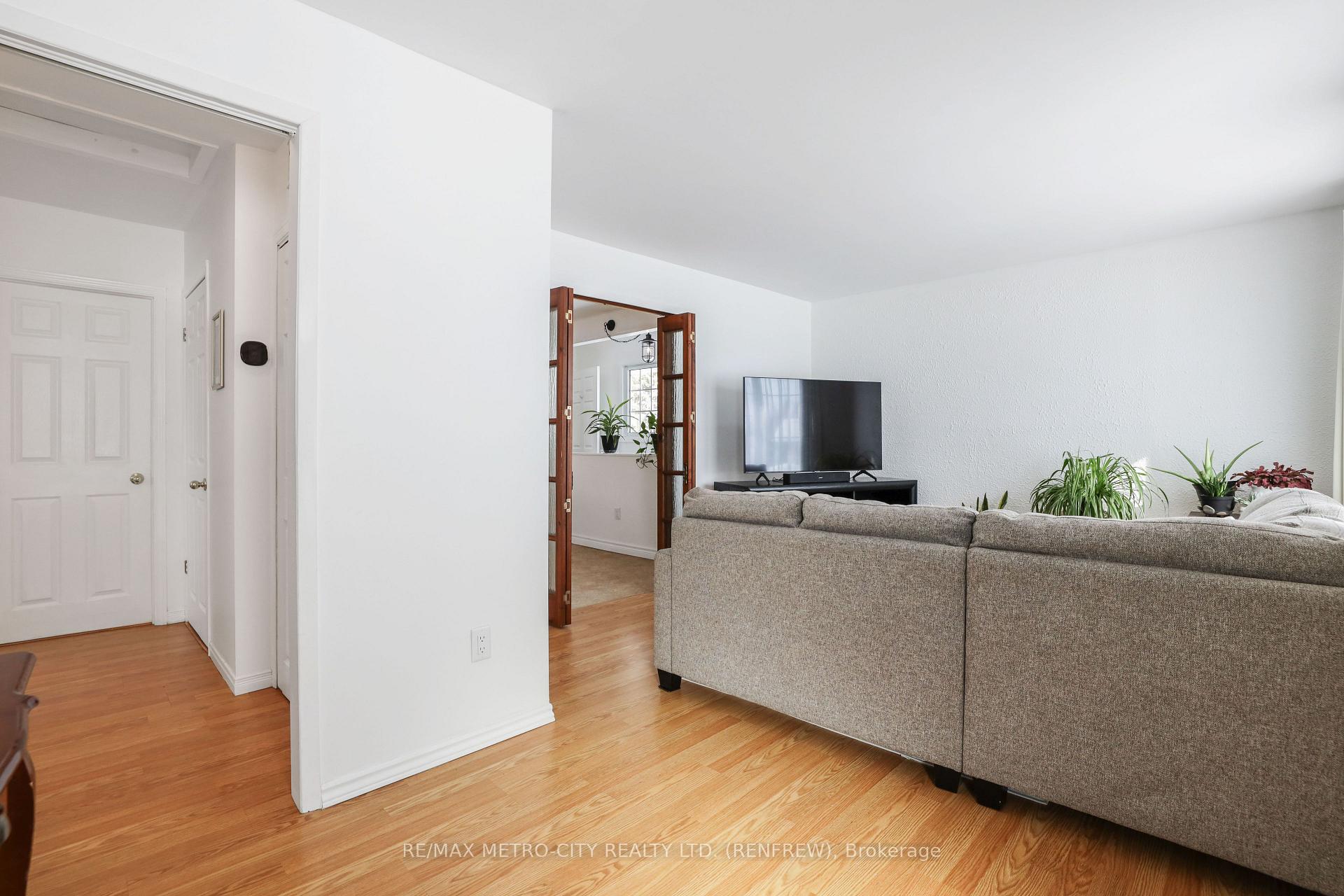Photo 4 of 402 Mcnab Crescent, Renfrew — HOMEH