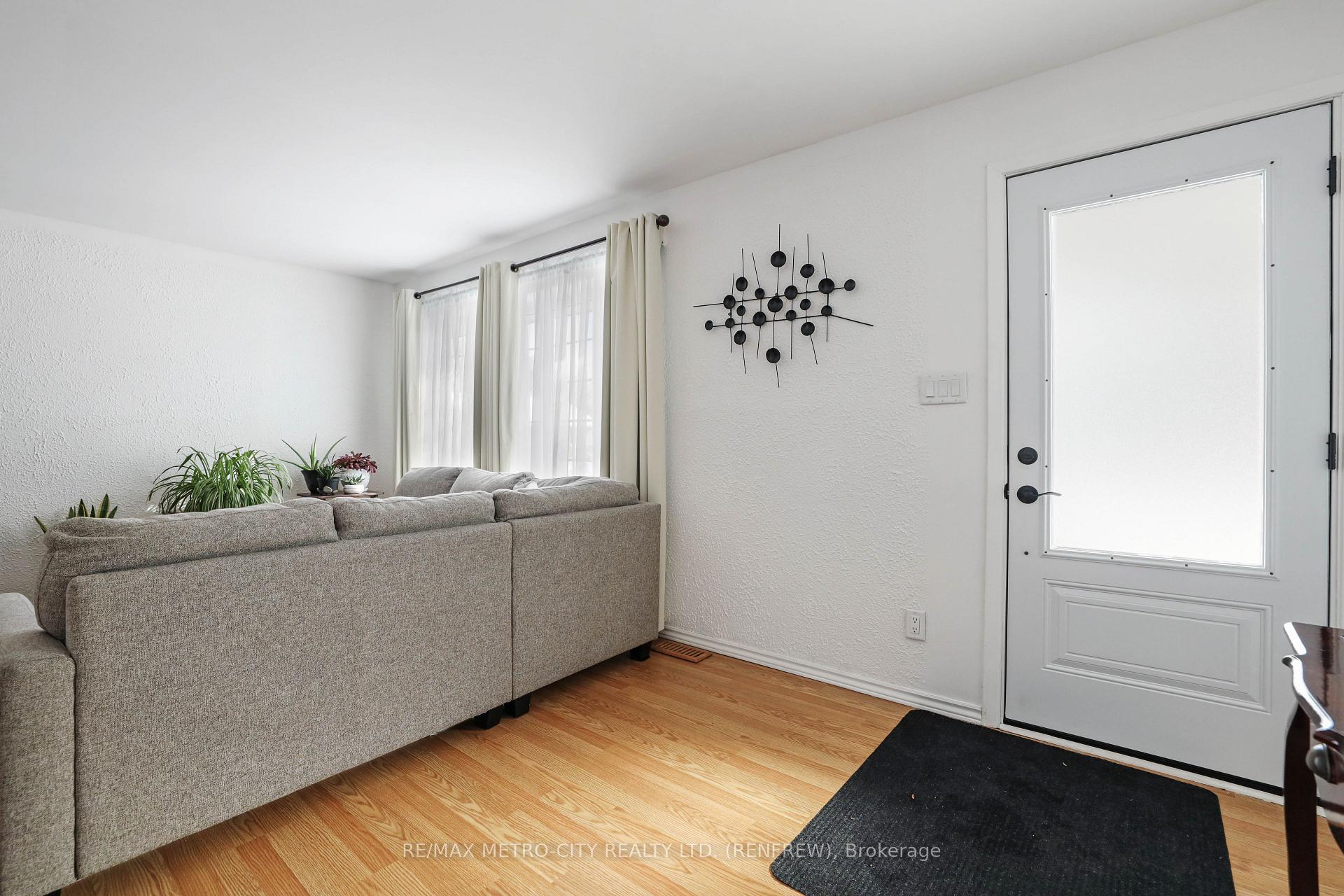 Photo 5 of 402 Mcnab Crescent, Renfrew — HOMEH