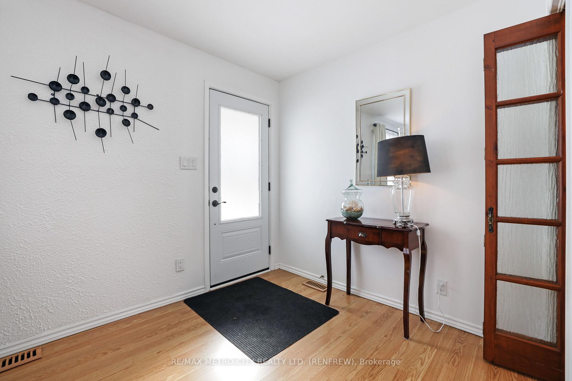 Photo 6 of 402 Mcnab Crescent, Renfrew — HOMEH