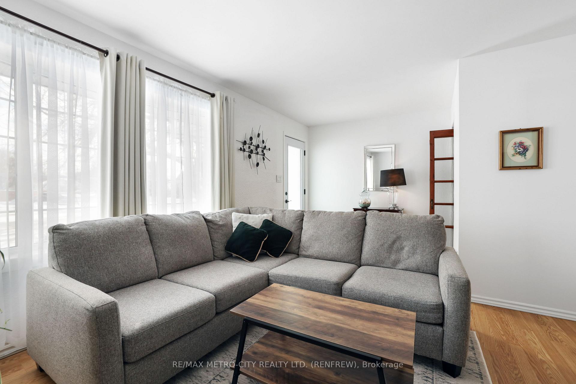 Photo 8 of 402 Mcnab Crescent, Renfrew — HOMEH
