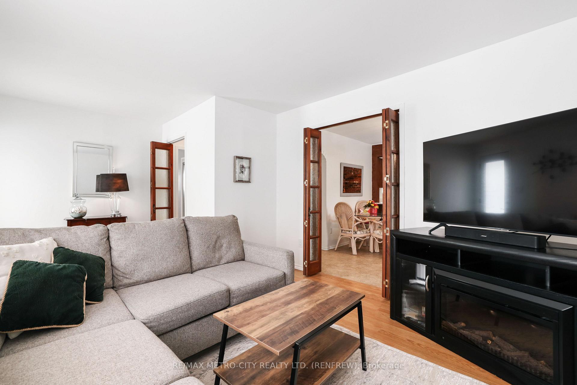 Photo 9 of 402 Mcnab Crescent, Renfrew — HOMEH