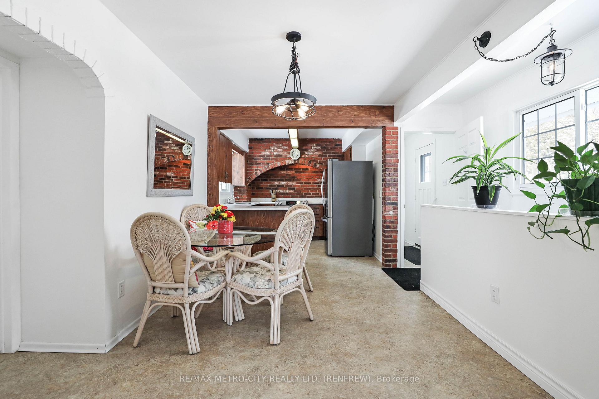 Photo 10 of 402 Mcnab Crescent, Renfrew — HOMEH
