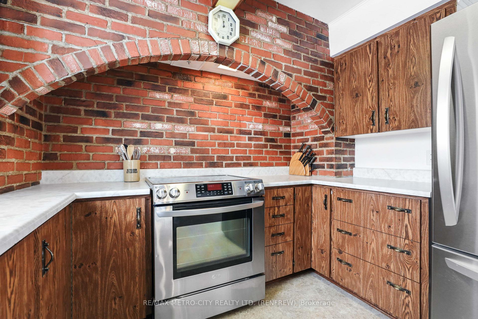 Photo 15 of 402 Mcnab Crescent, Renfrew — HOMEH