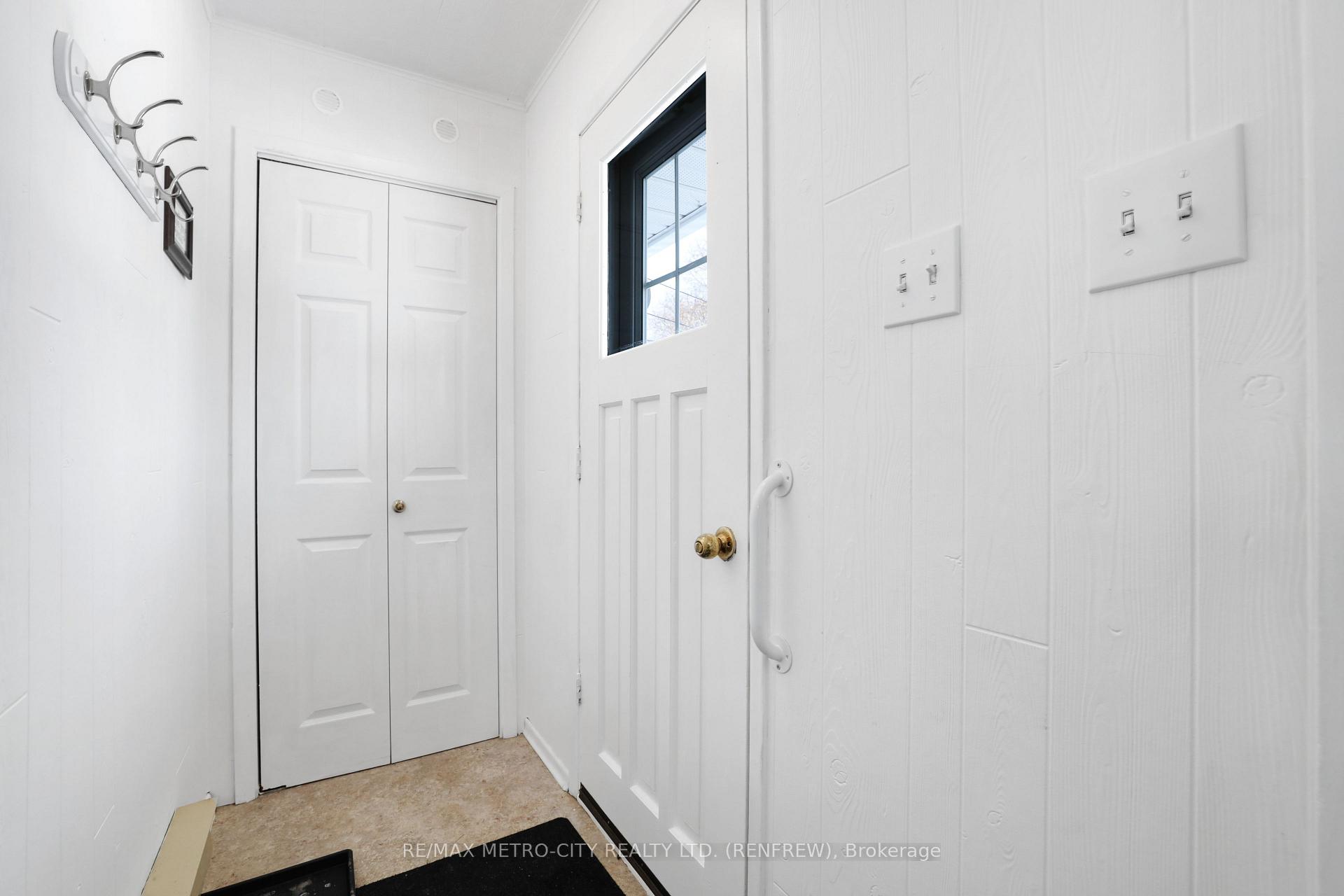 Photo 16 of 402 Mcnab Crescent, Renfrew — HOMEH