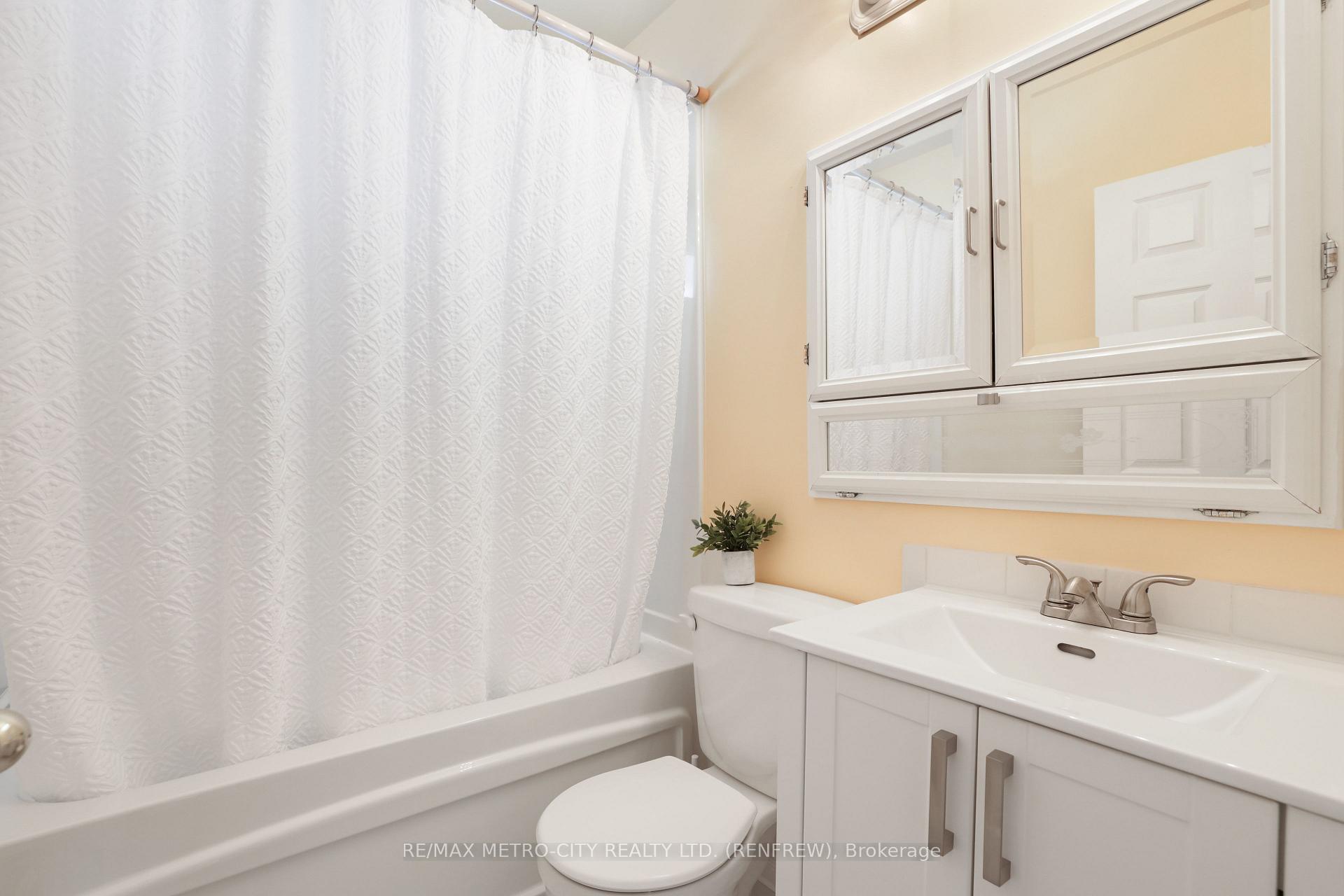 Photo 21 of 402 Mcnab Crescent, Renfrew — HOMEH