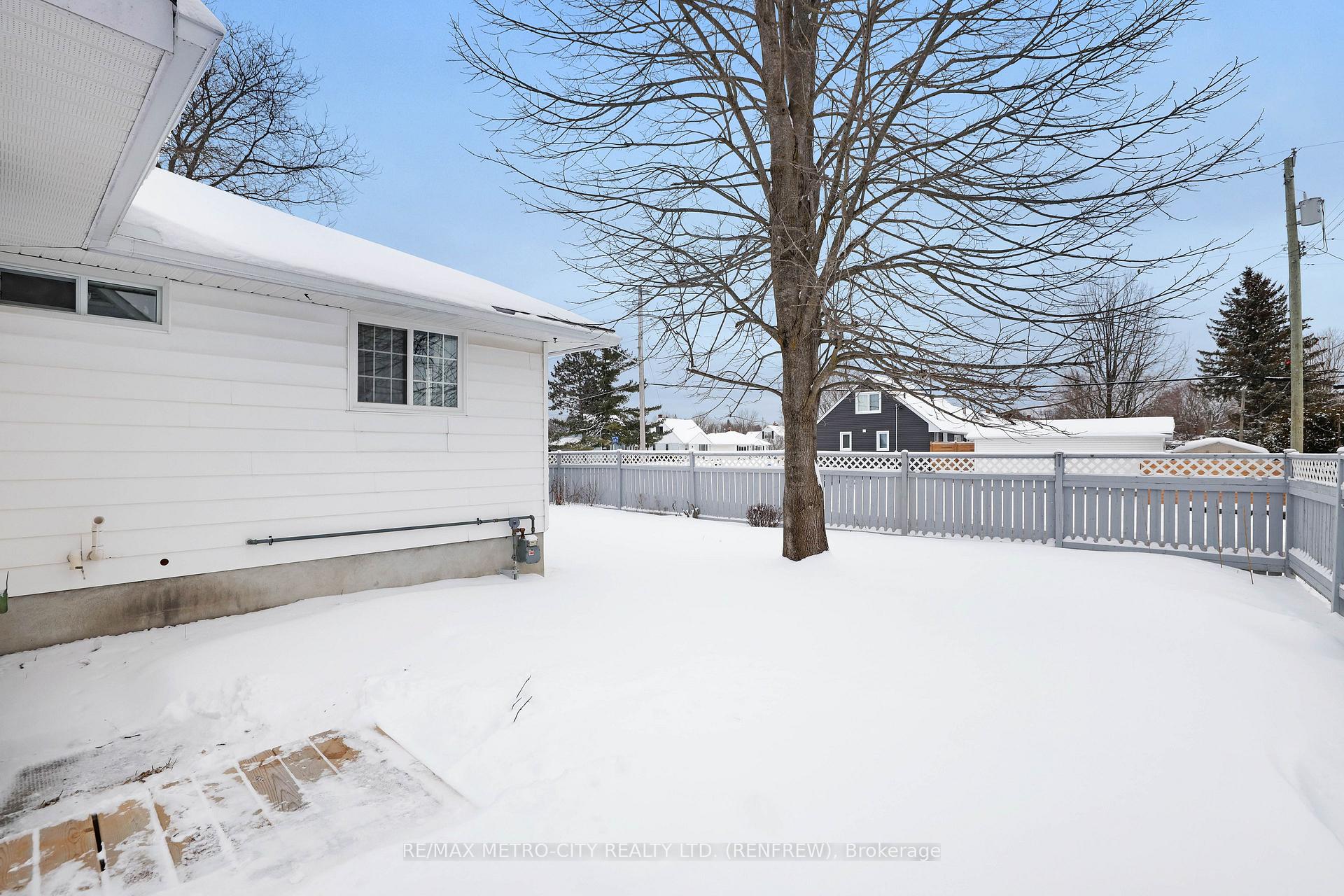 Photo 28 of 402 Mcnab Crescent, Renfrew — HOMEH